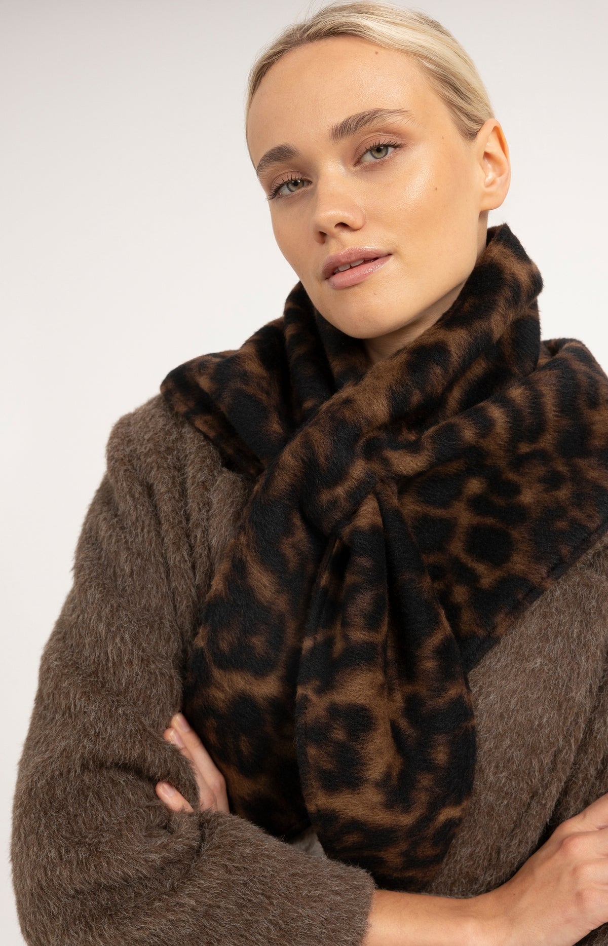 Reversible leopard triangle scarf - Brown