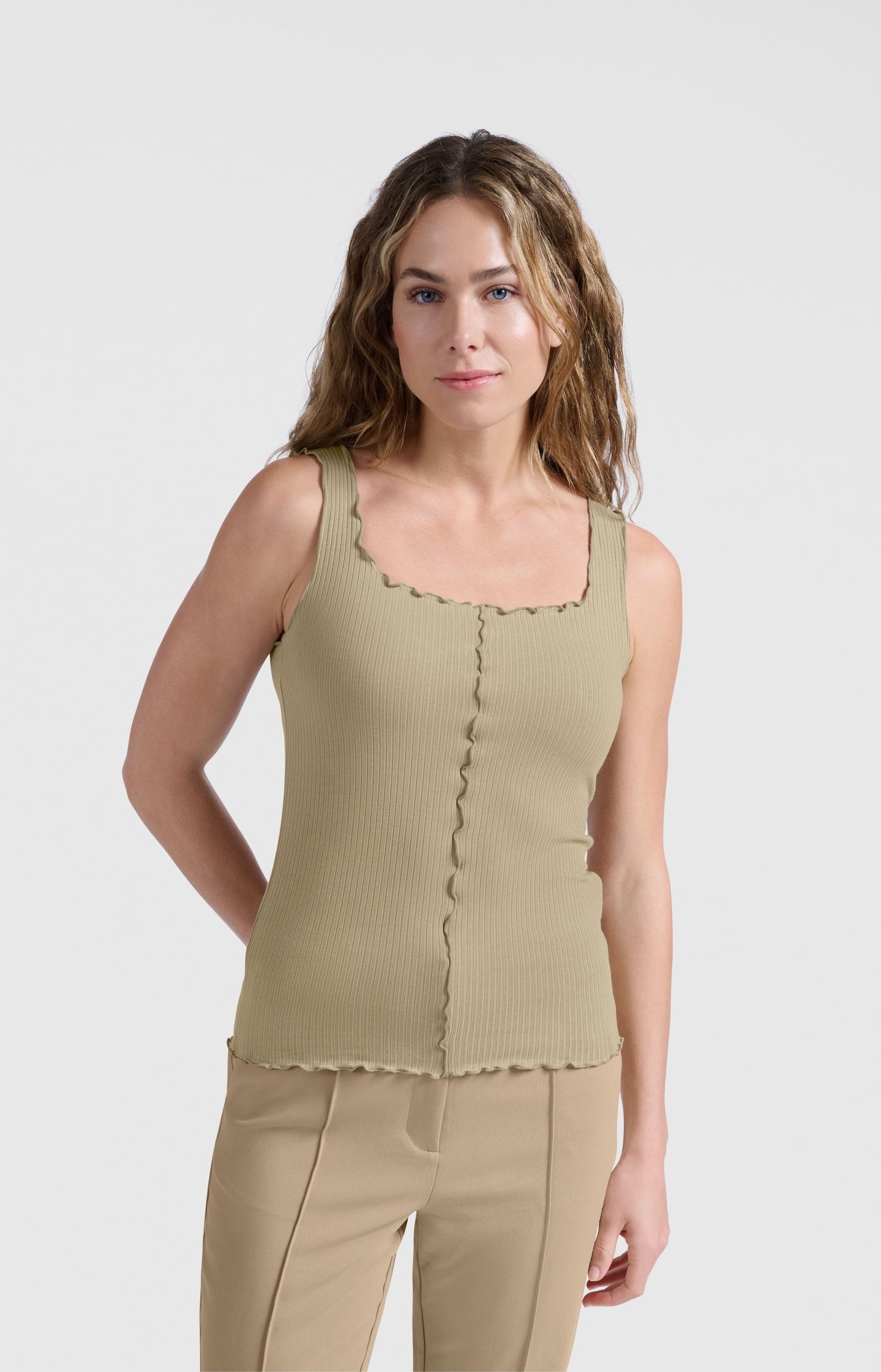 Ribbed singlet with wavy edges - Type: lookbook