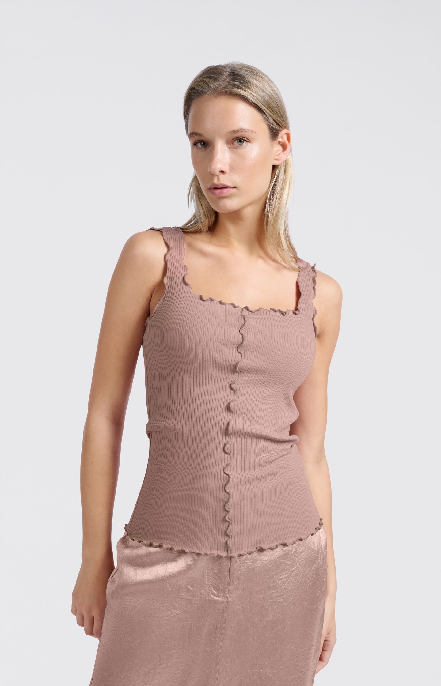 Ribbed singlet with wavy edges