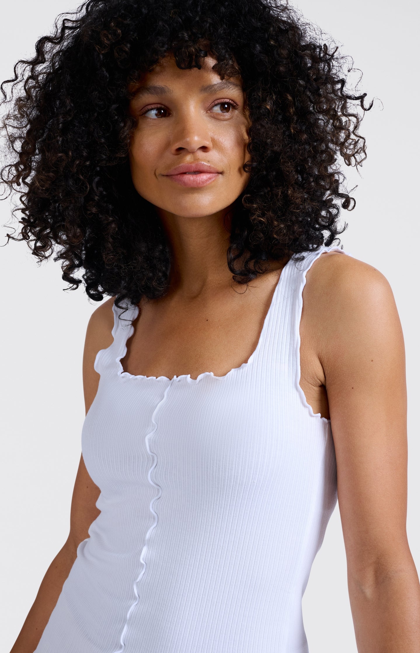 Ribbed singlet with wavy edges