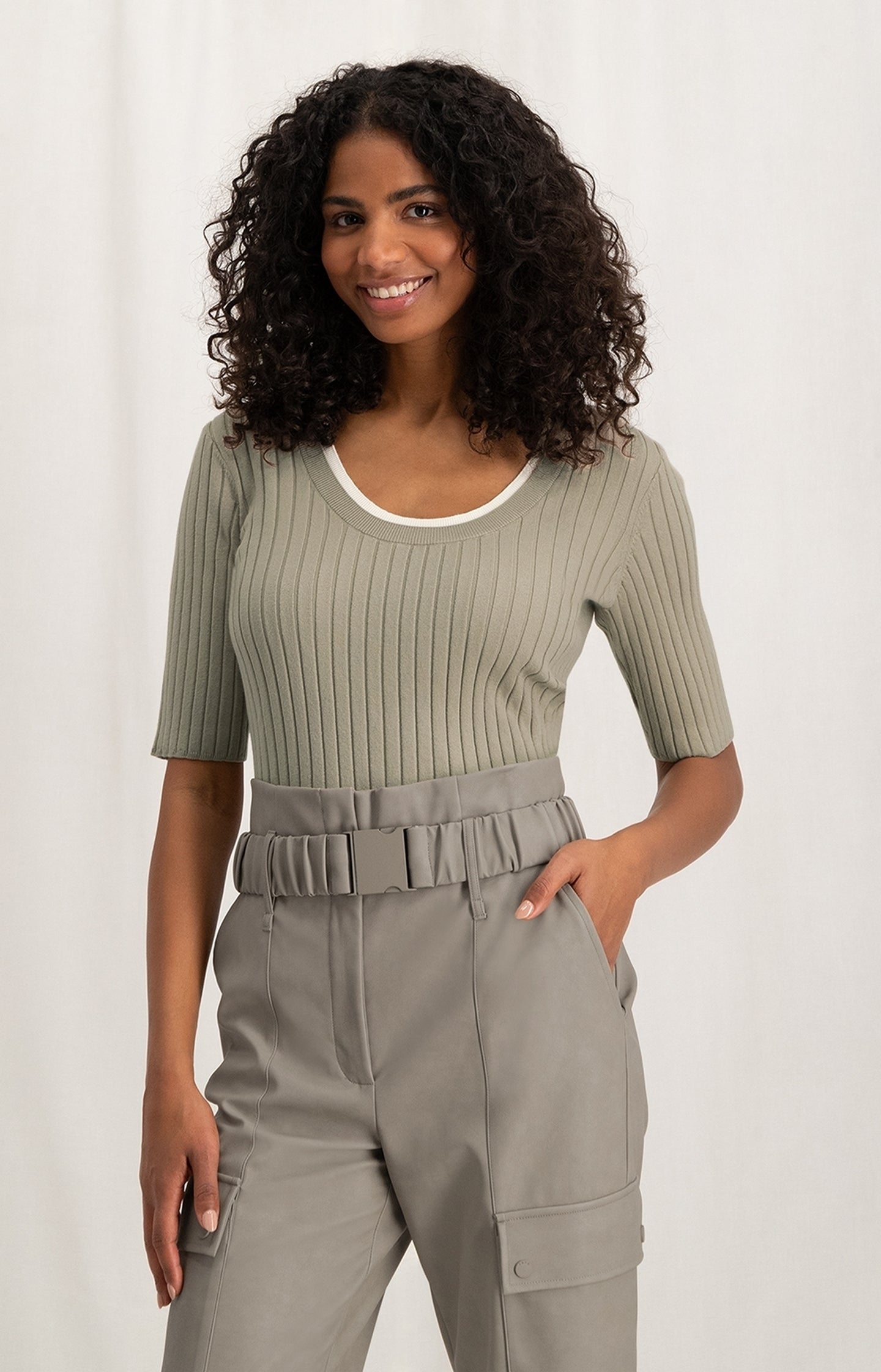 Ribbed sweater with round neck and half sleeves in slim fit