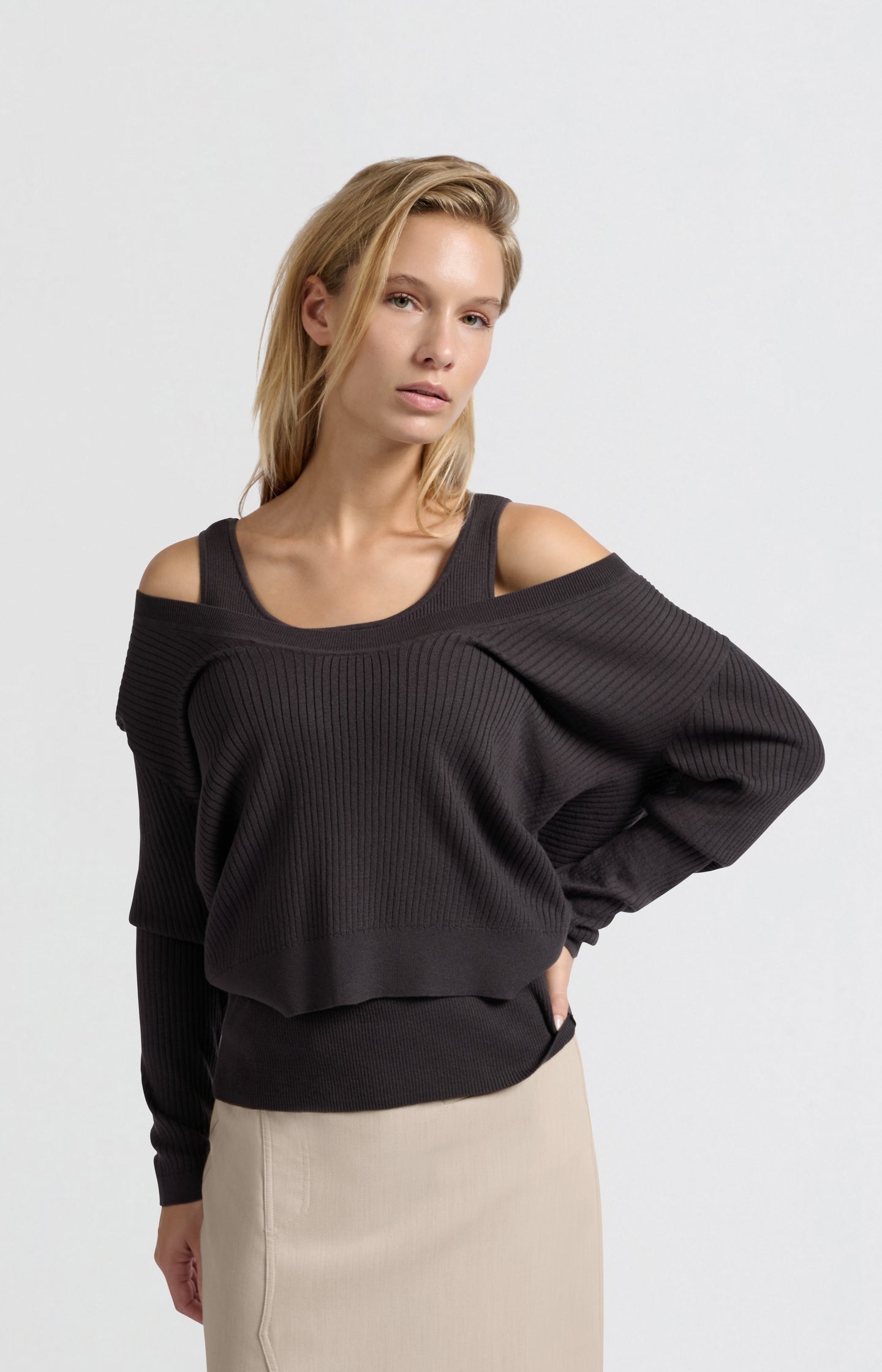 Zwarte ribgebreide trui met losse pasvorm en tanktop-detail - YAYA