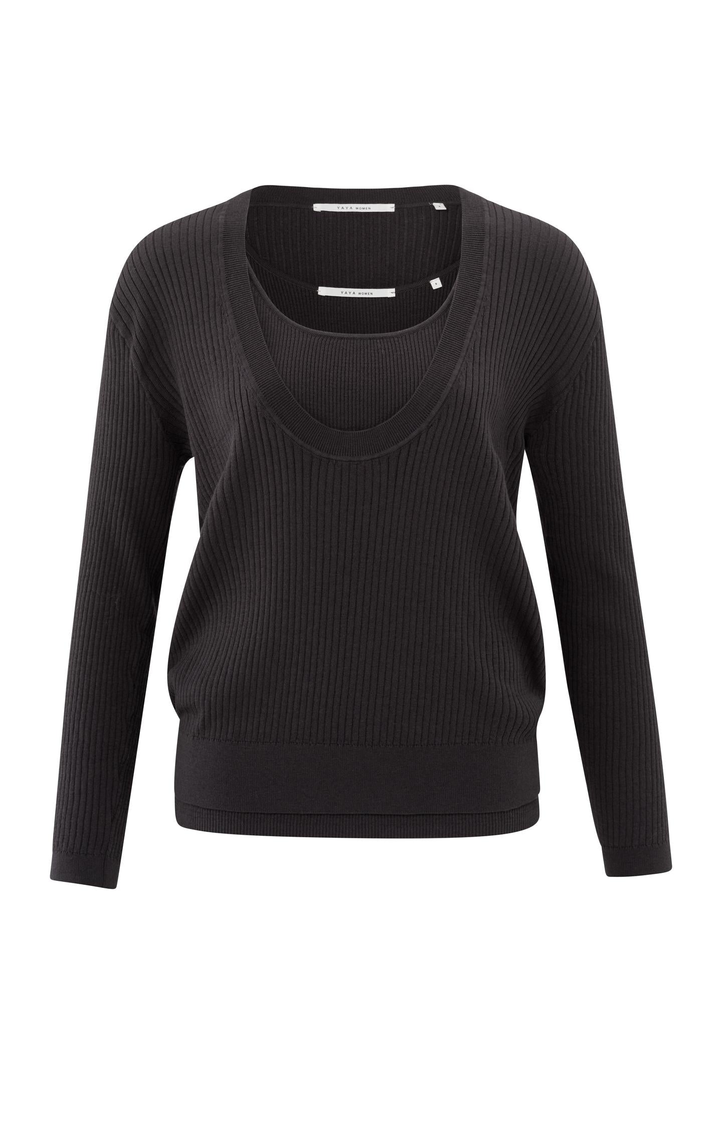 Zwarte ribgebreide trui met losse pasvorm en tanktop-detail - YAYA