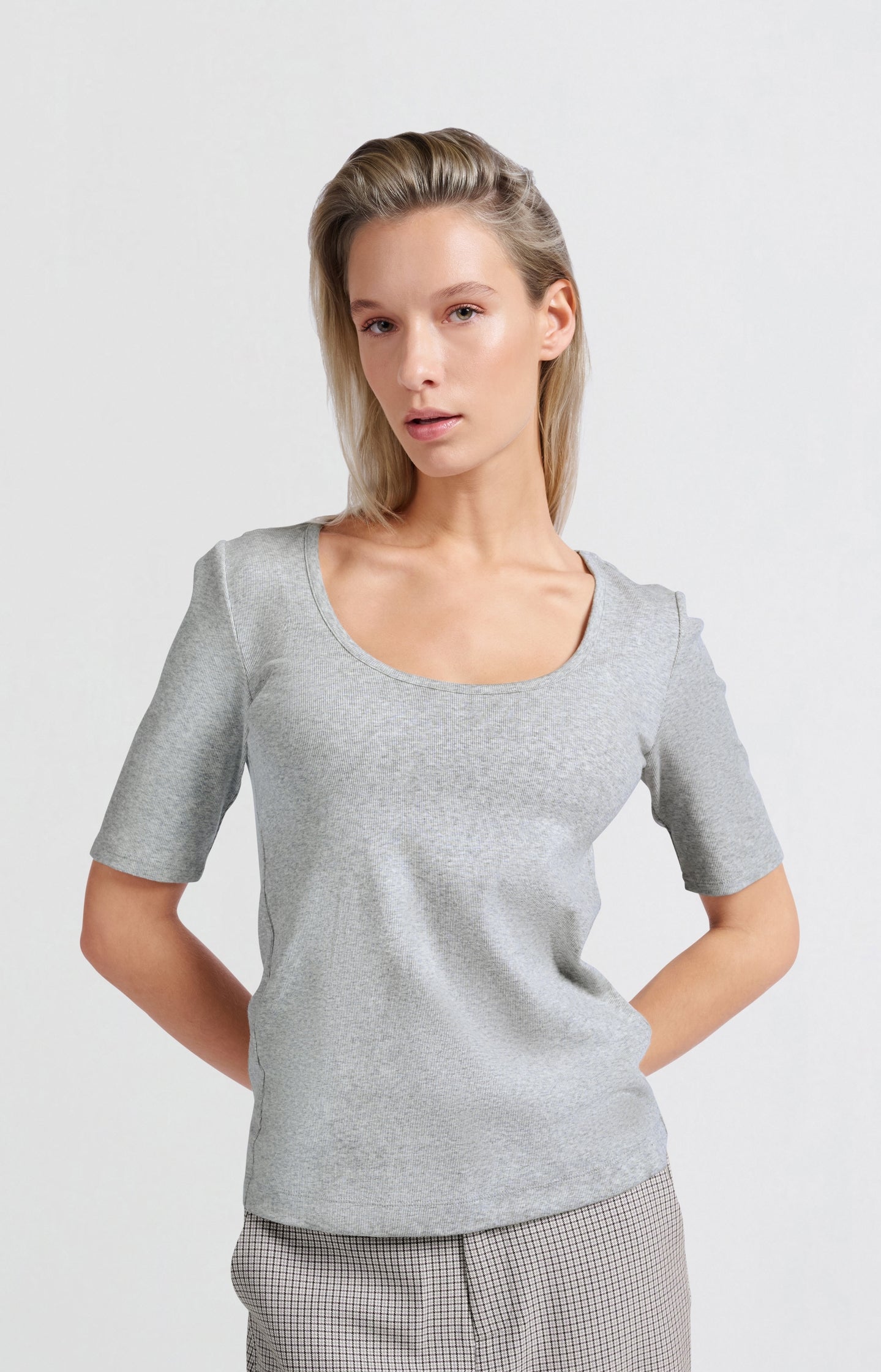 Ribbed T-shirt with round neck and half-length sleeves - Type: lookbook