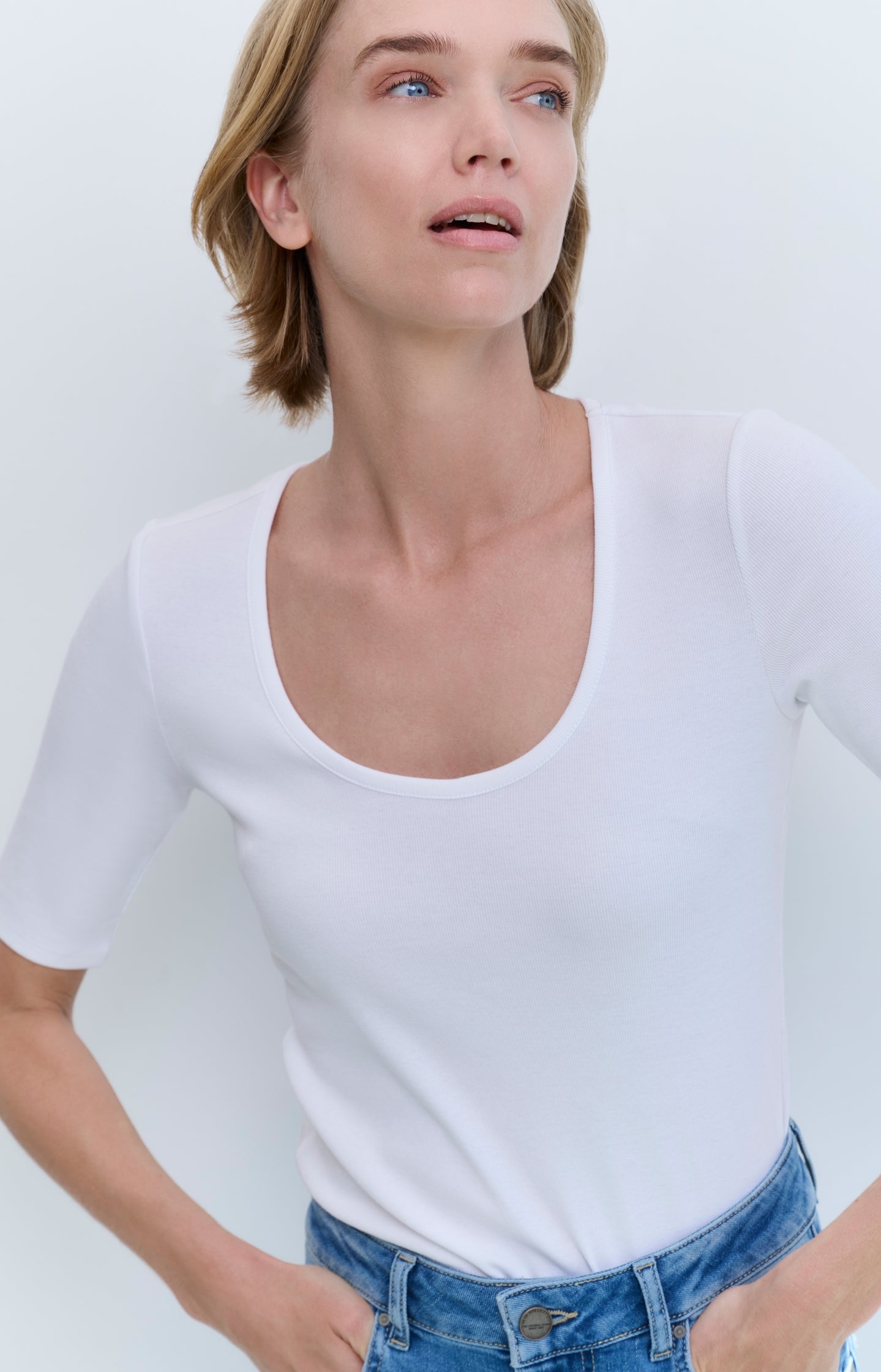 Ribbed T-shirt with round neck and half-length sleeves