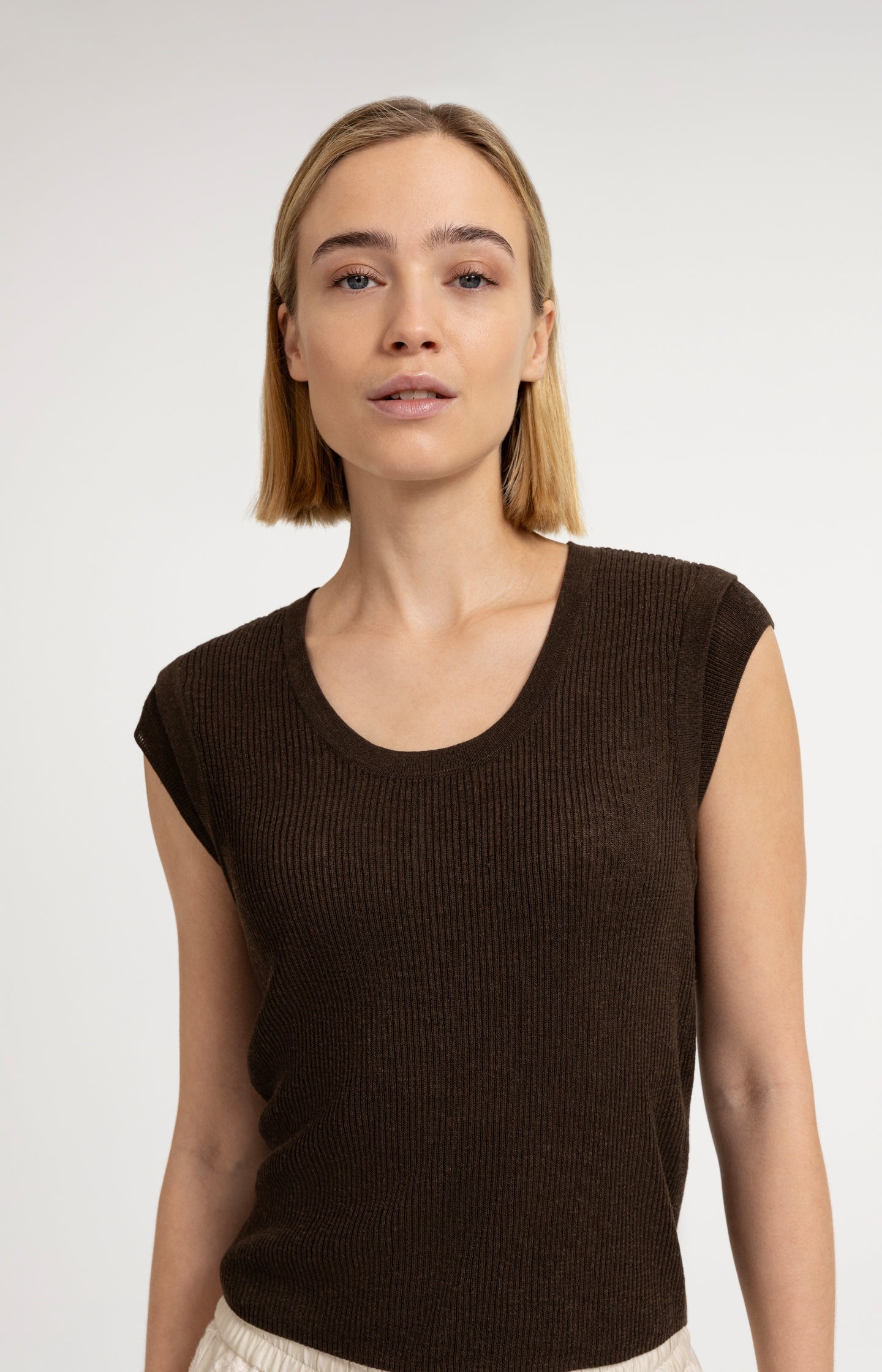 Ribbed top with round neck and shoulder detail