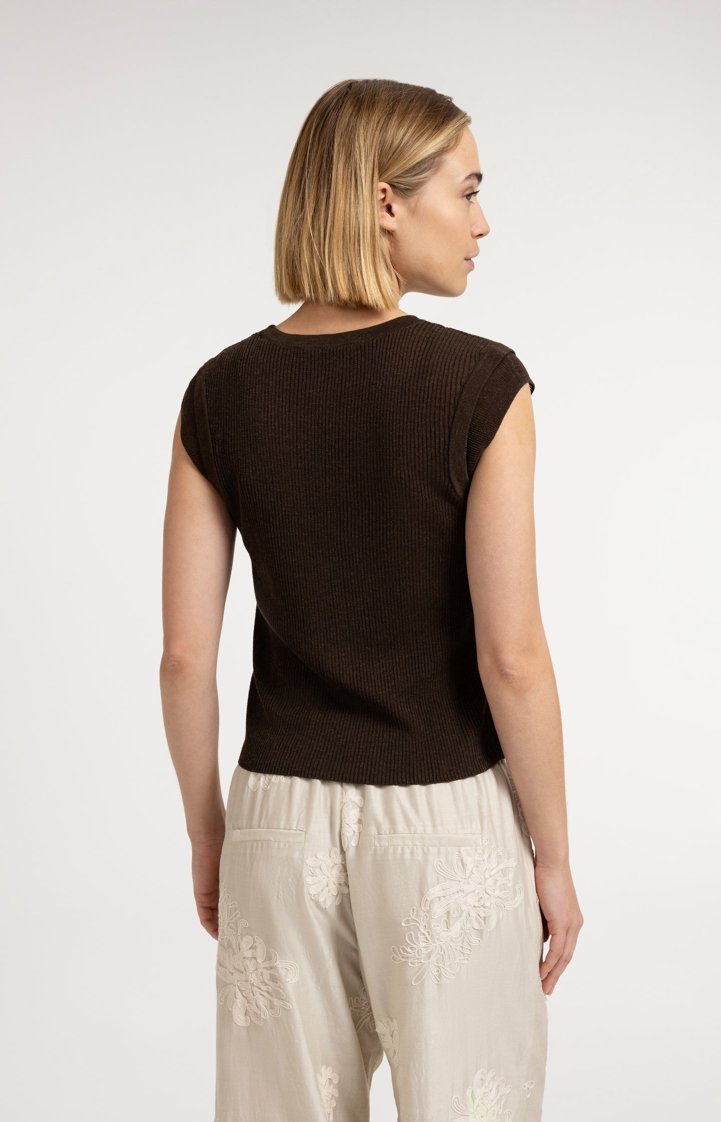 Ribbed top with round neck and shoulder detail