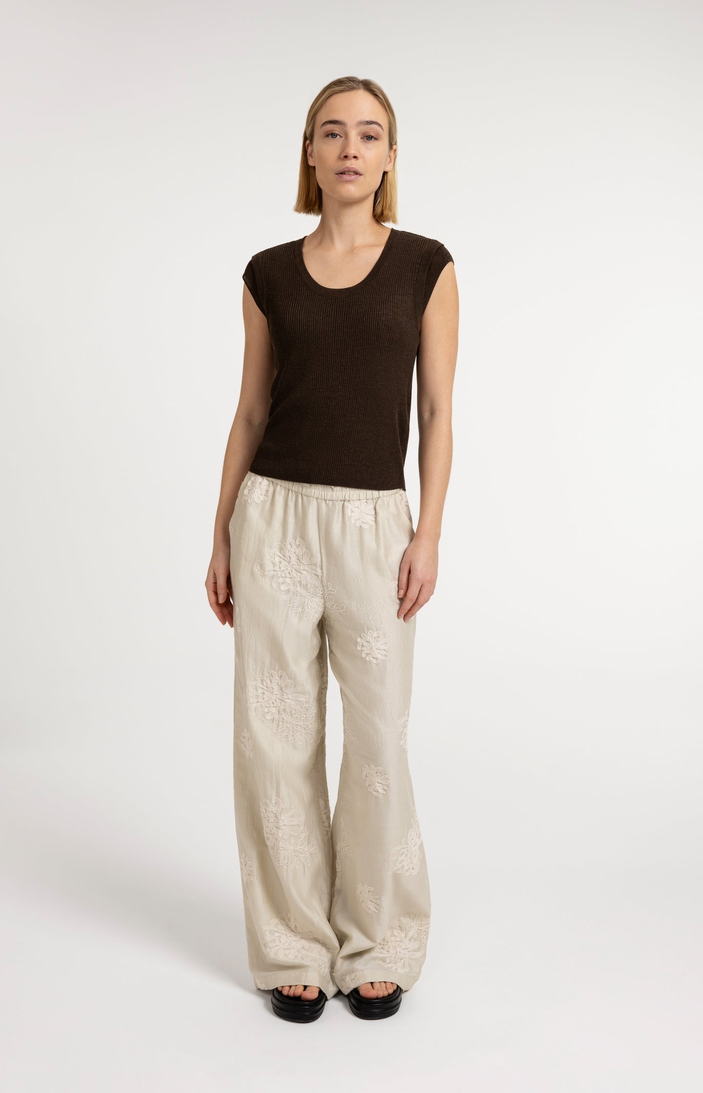 Ribbed top with round neck and shoulder detail