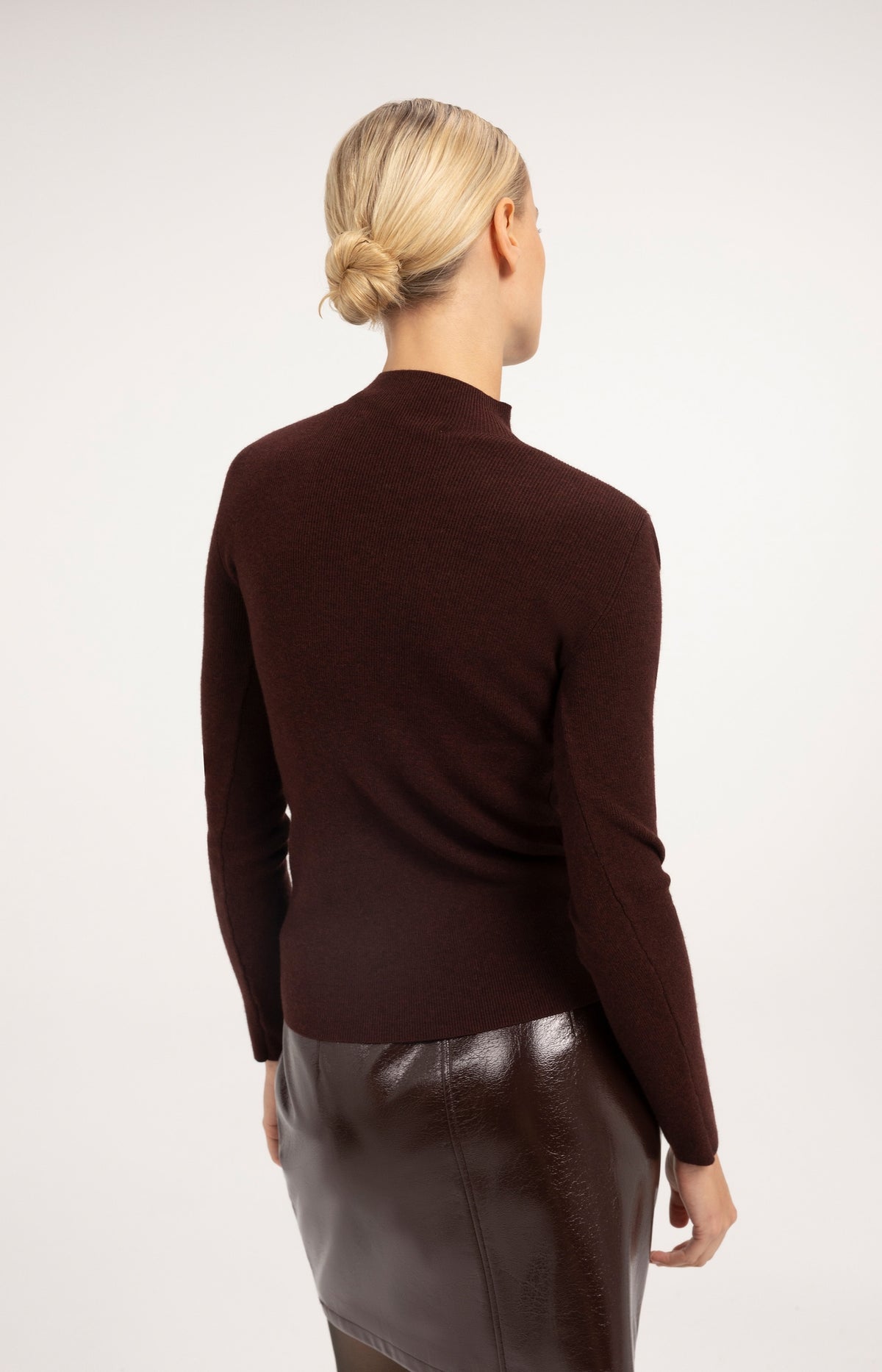 Ribbed turtleneck sweater with button detail - Bitter Chocolate Red