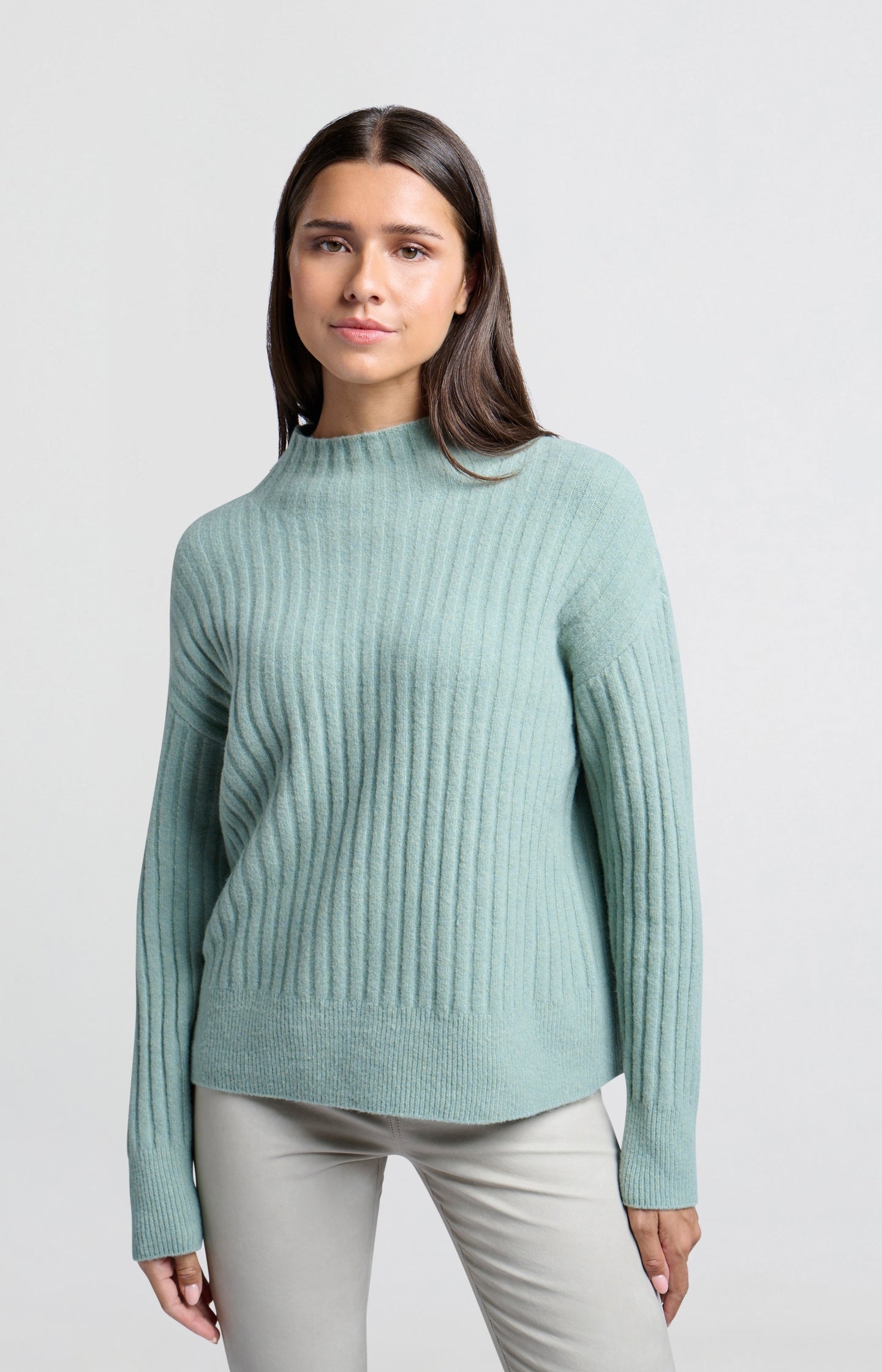 Ribbed turtleneck sweater with long sleeves in loose fit
