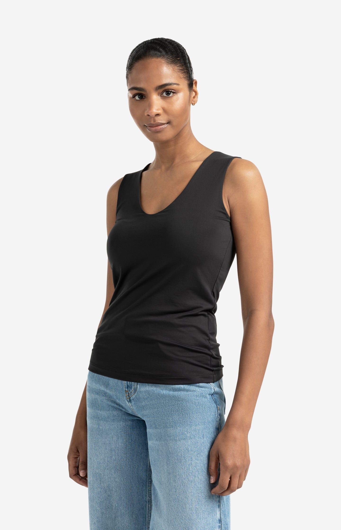 Basic singlet with round V-neck and wide shoulder straps - Type: lookbook