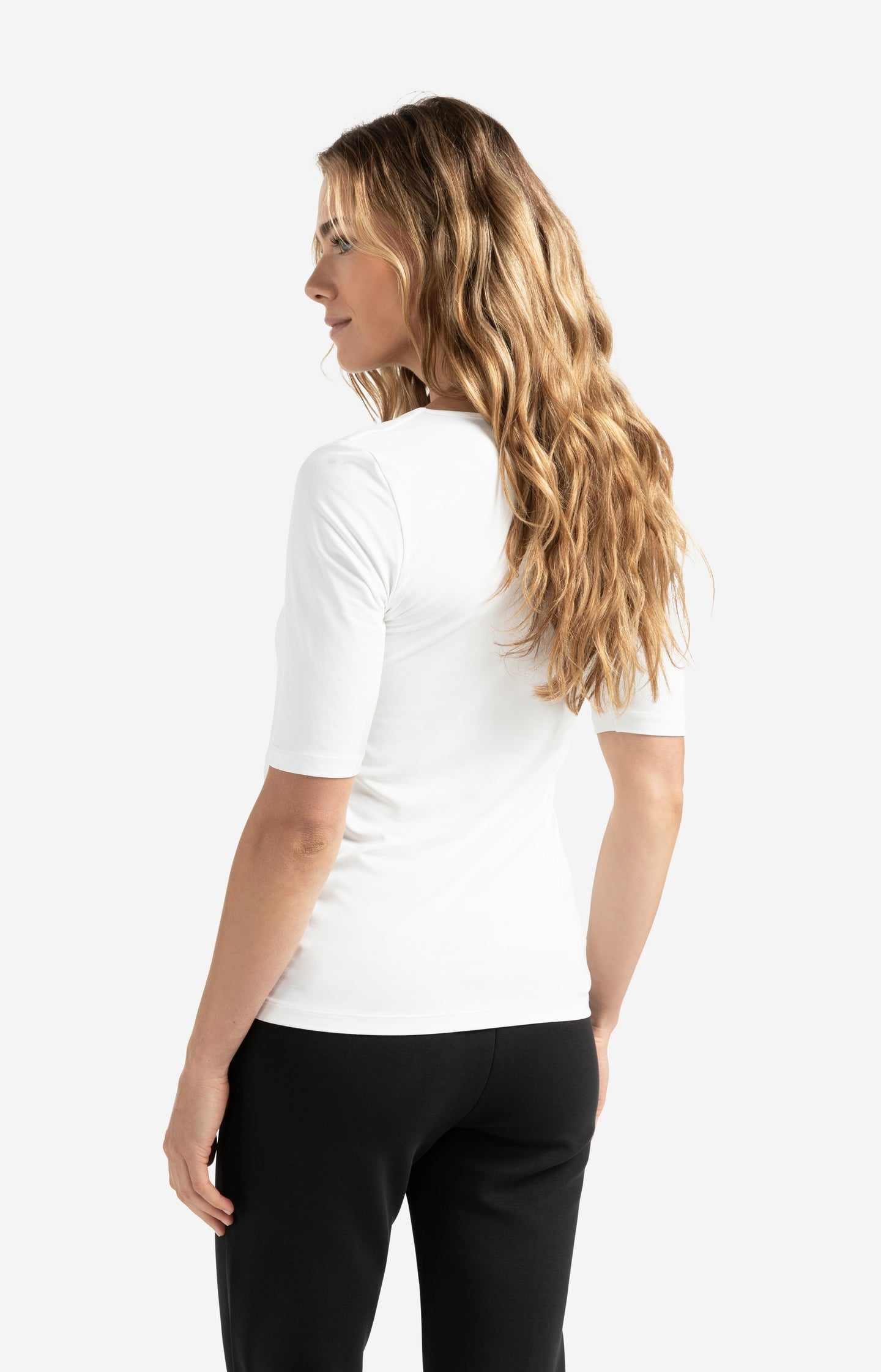 Basic T-shirt with round V-neck and mid-length sleeves