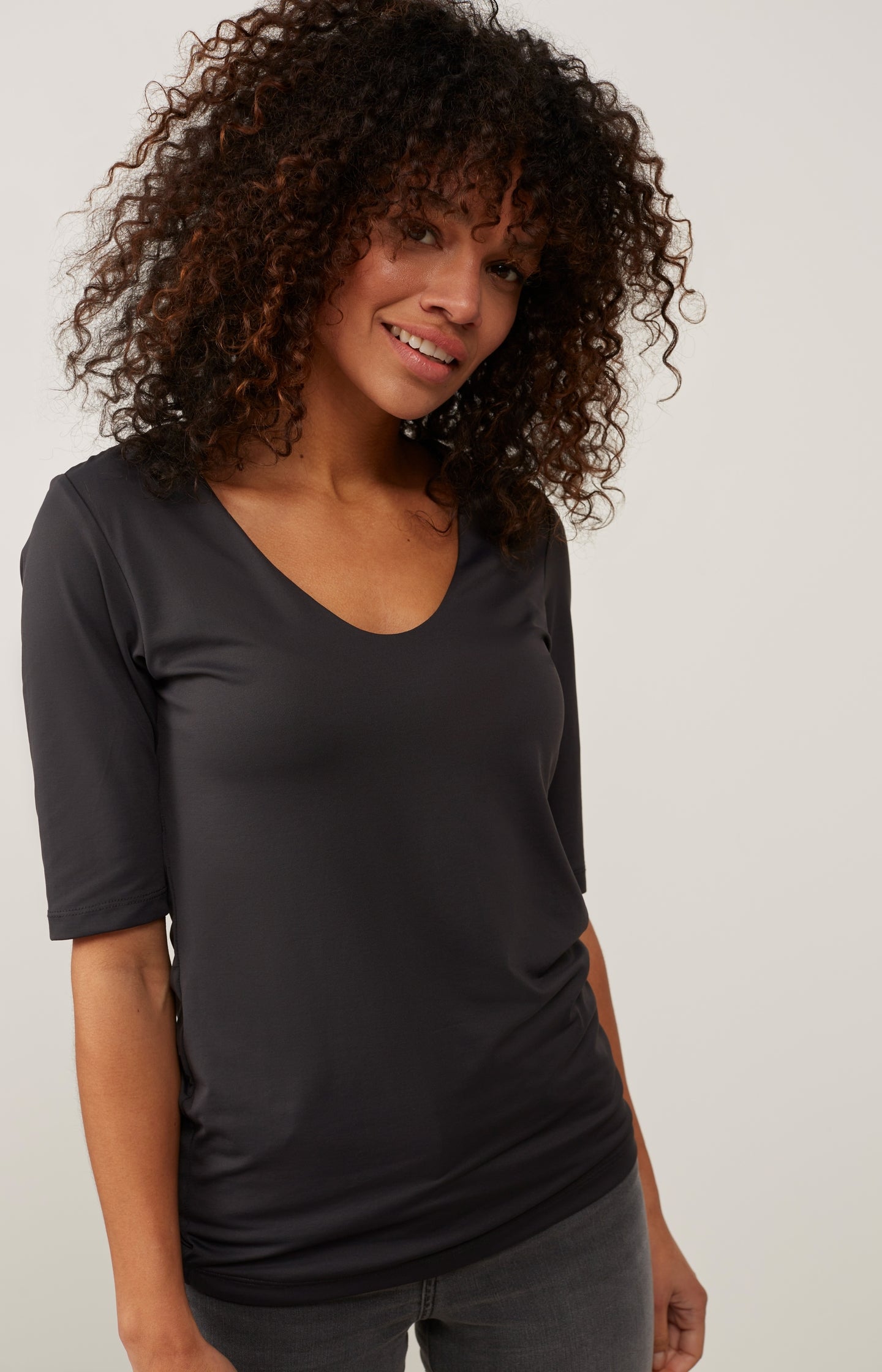 Basic T-shirt with round V-neck and mid-length sleeves - Type: lookbook