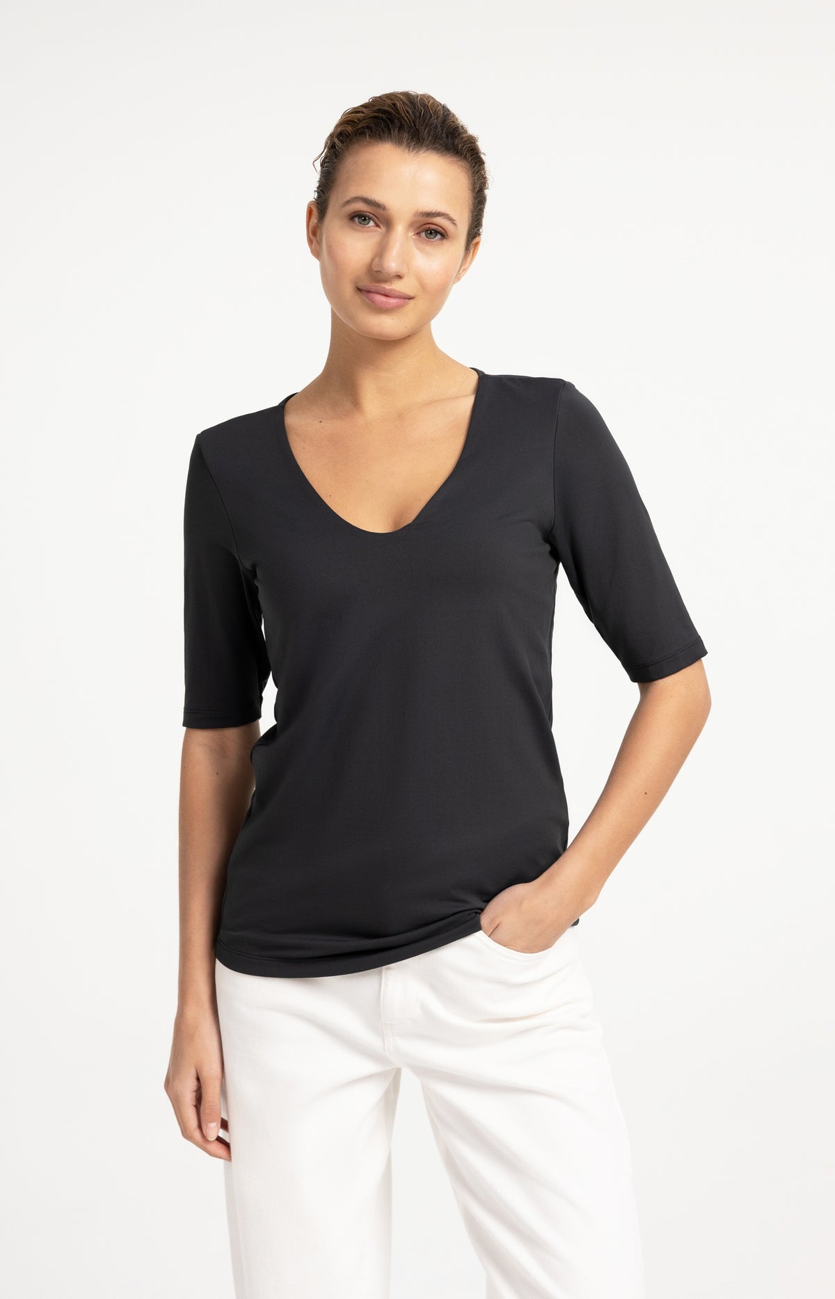 Round V-neck top with half sleeves - Black