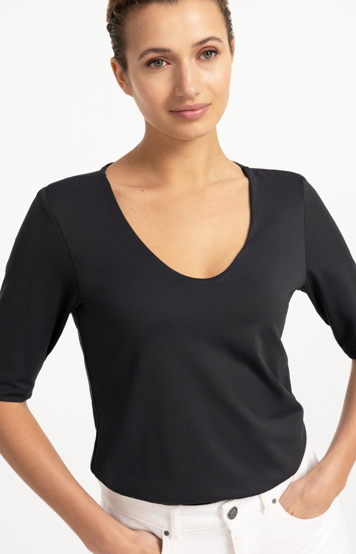 Round V-neck top with half sleeves - Black
