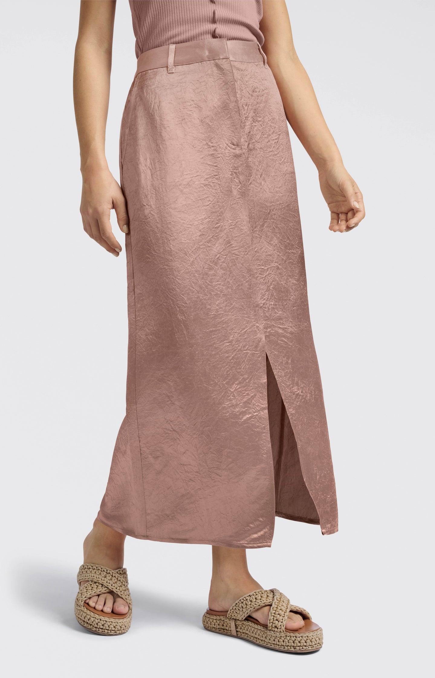 Satin midi skirt with slit and regular fit