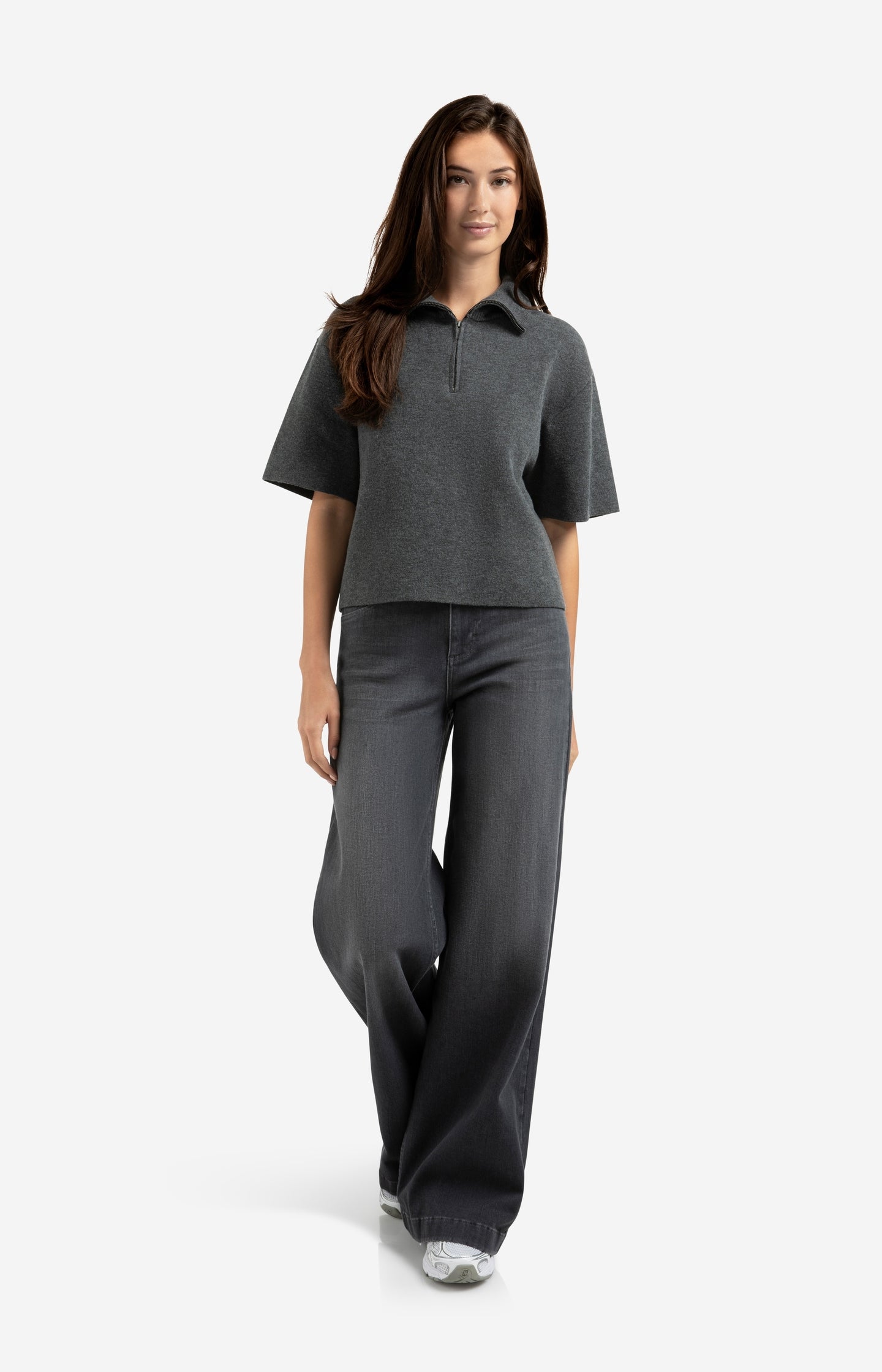 Short sleeve sweater with collar and half zip