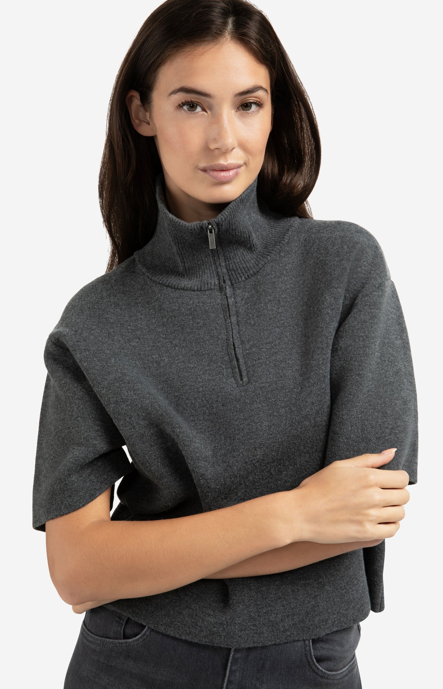 Short sleeve sweater with collar and half zip