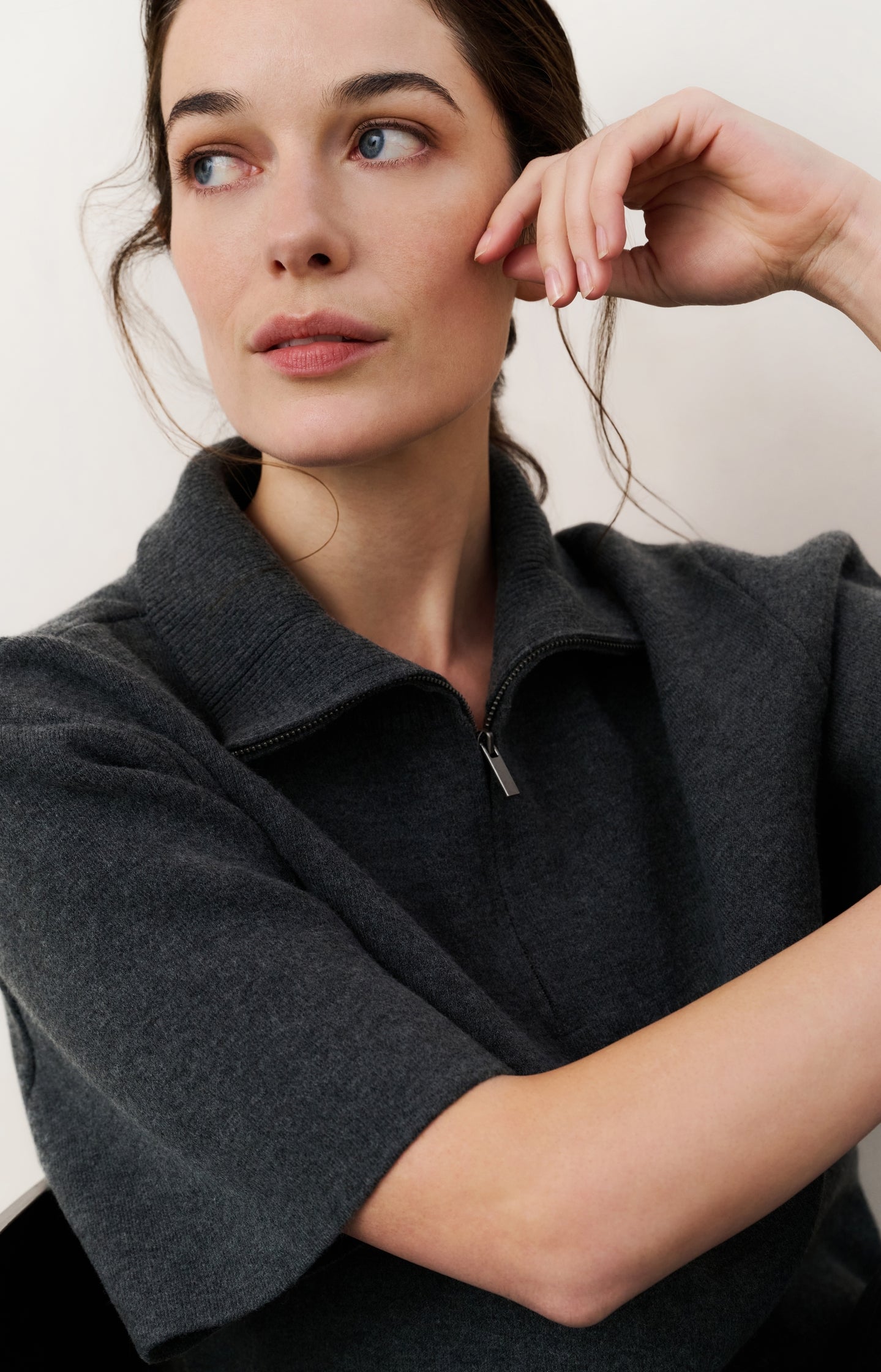 Short sleeve sweater with collar and half zip