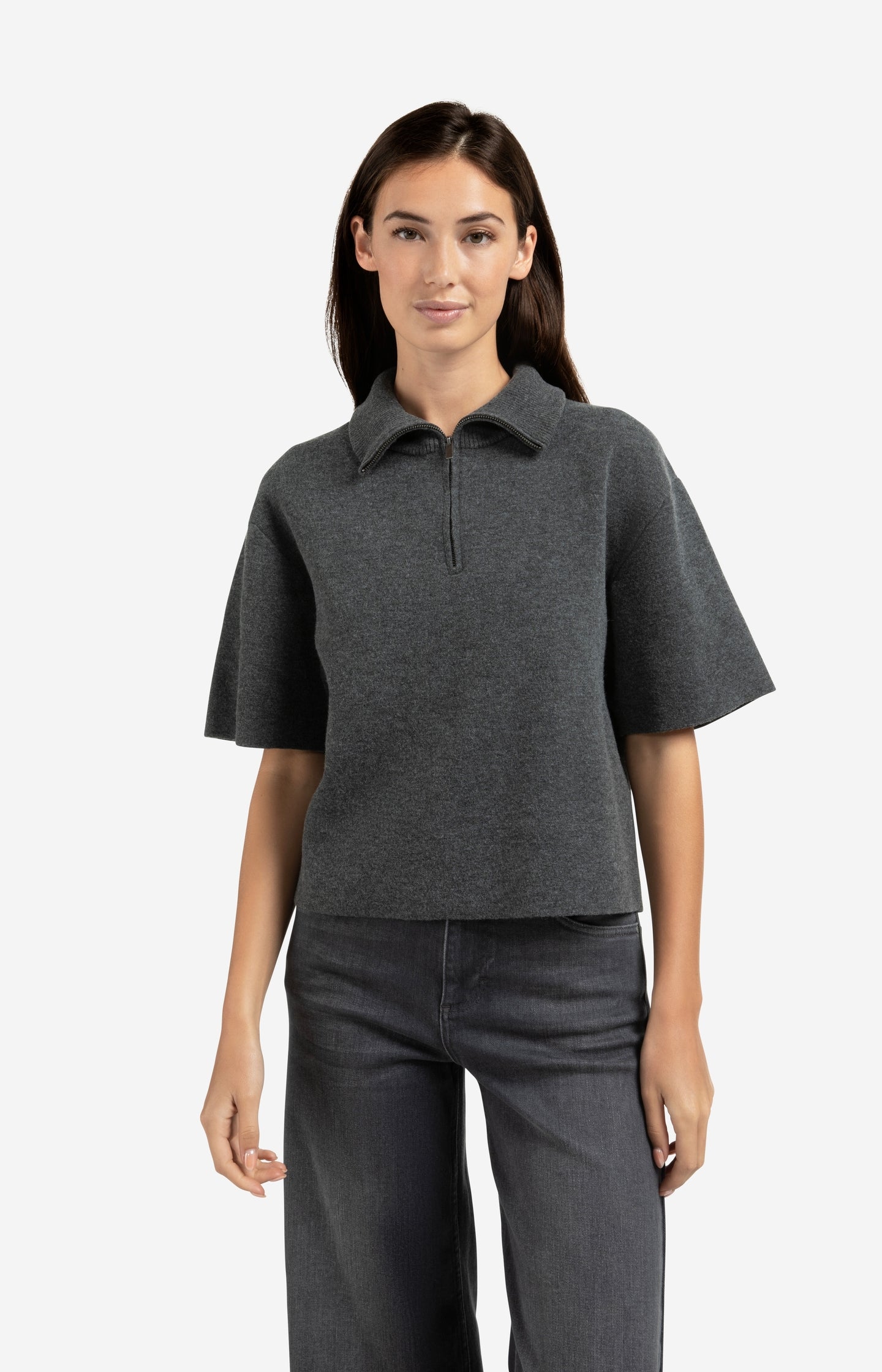 Short sleeve sweater with collar and half zip