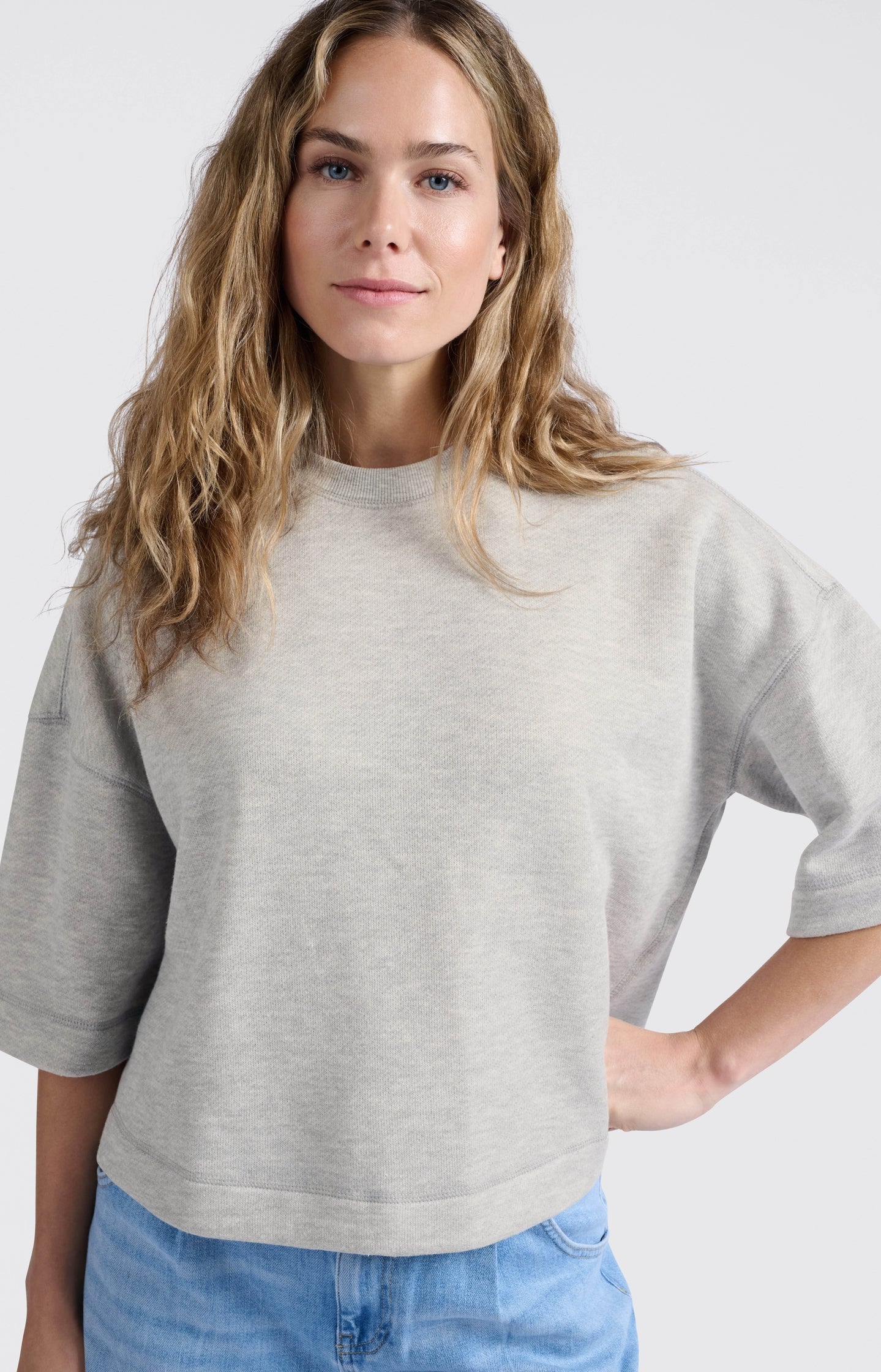 Short-sleeve sweatshirt with relaxed fit