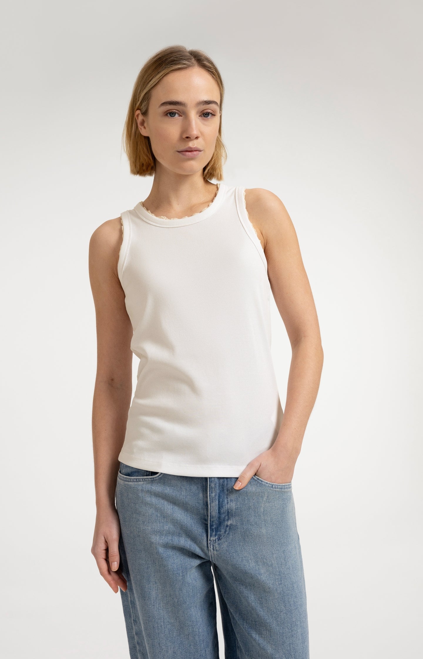 Singlet with lace details - Type: lookbook