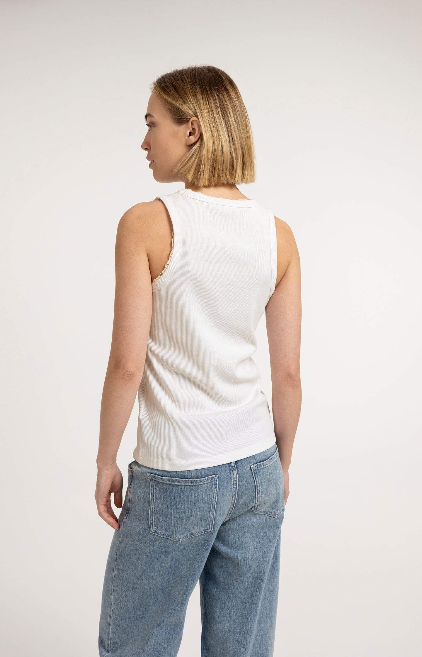 Singlet with lace details - Type: lookbook