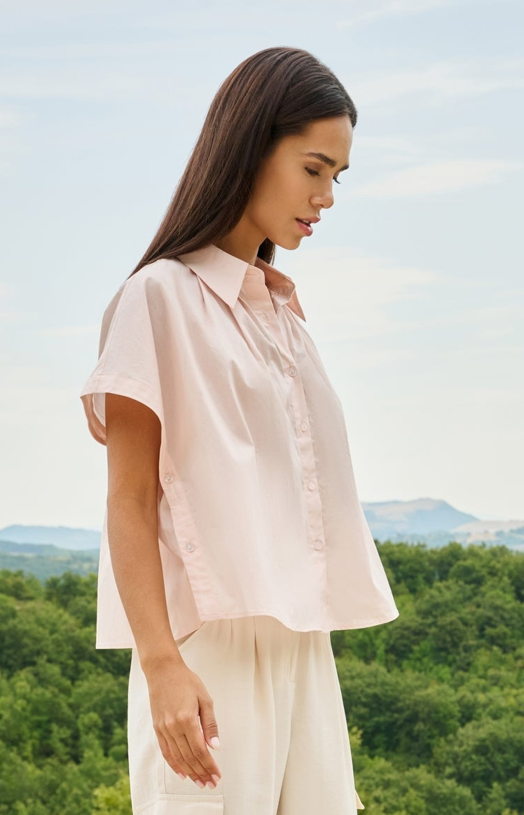 Ärmellose Bluse mit Zierknöpfen