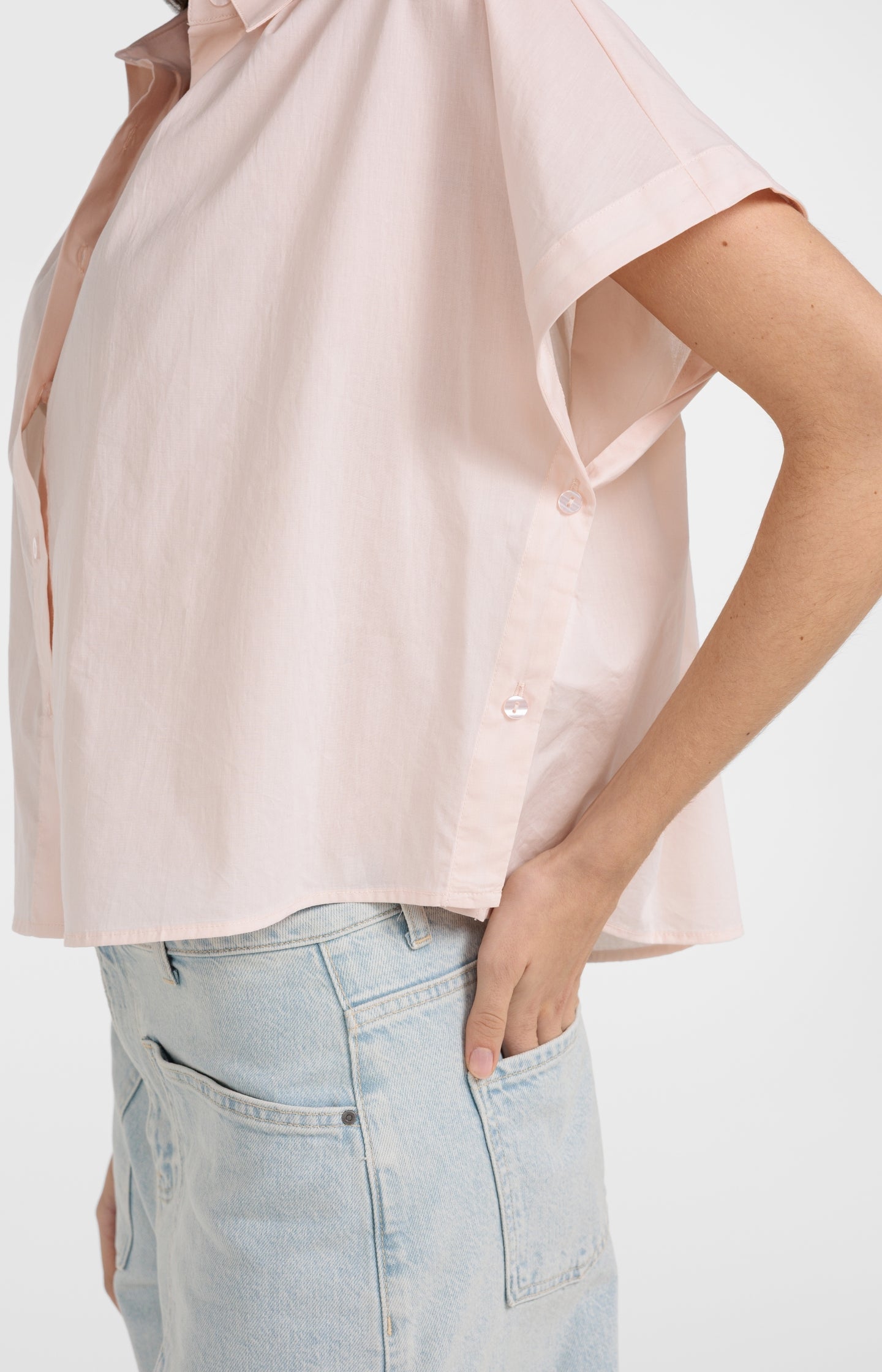 Ärmellose Bluse mit Zierknöpfen