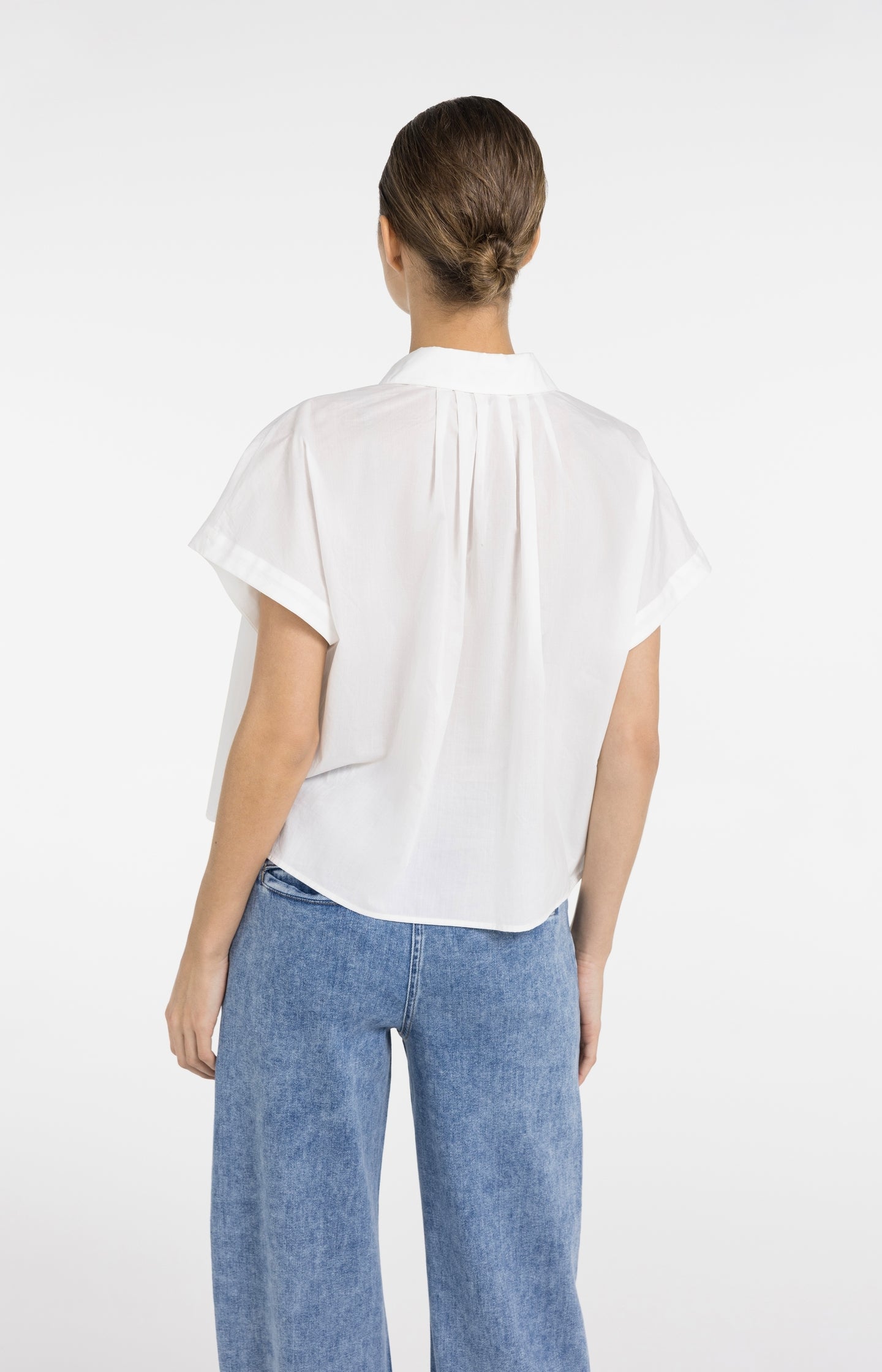 Sleeveless blouse with button details