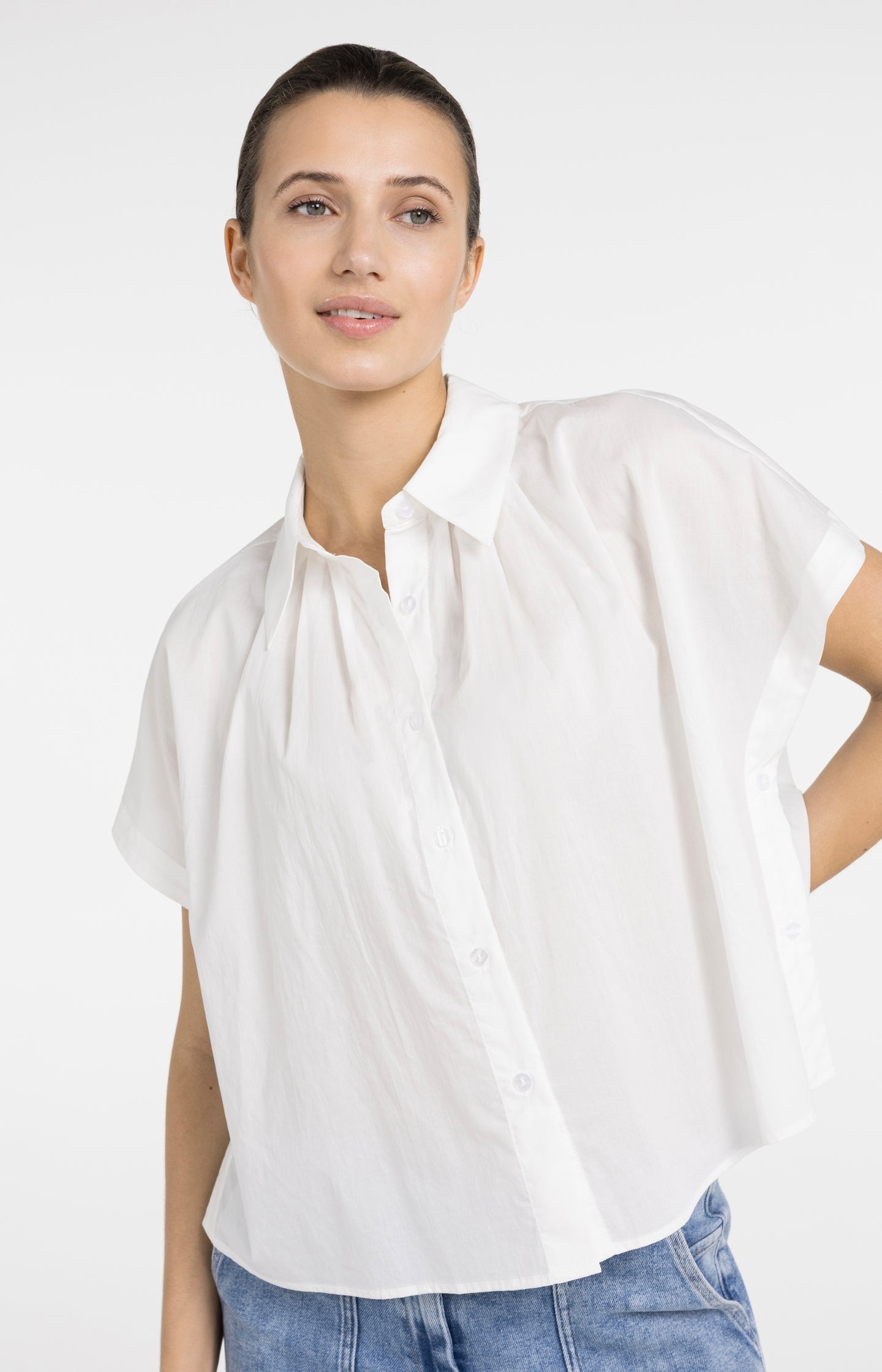 Sleeveless blouse with button details