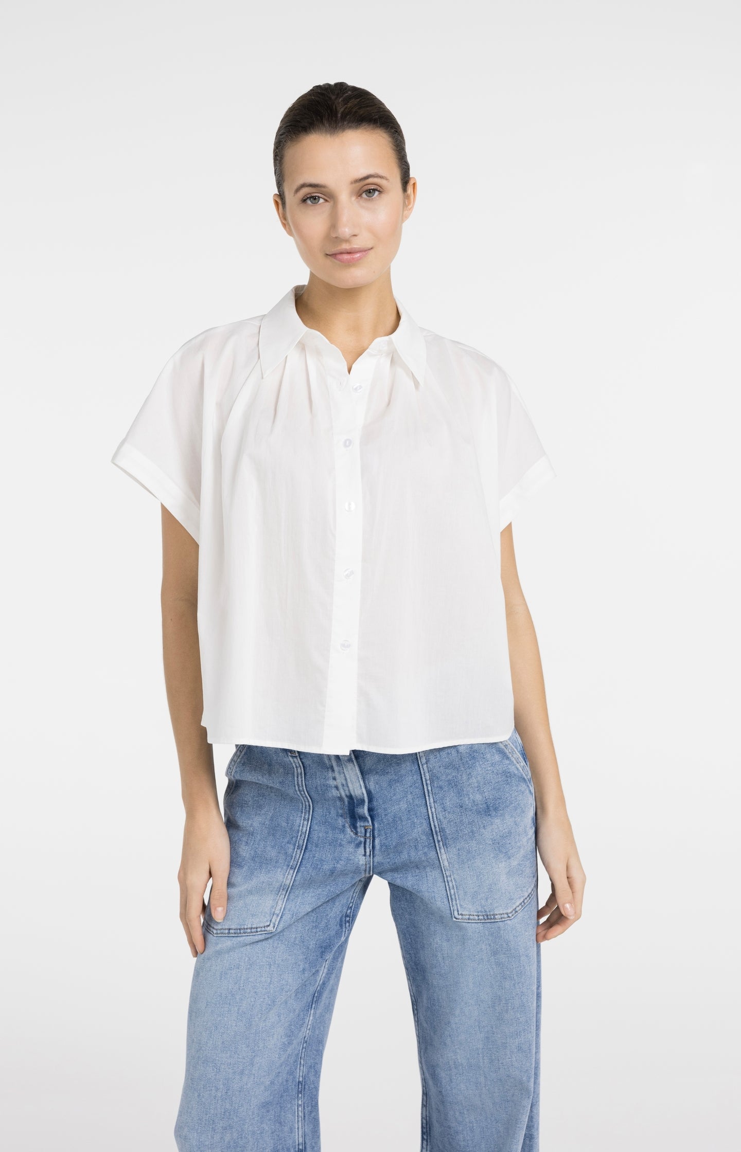 Sleeveless blouse with button details