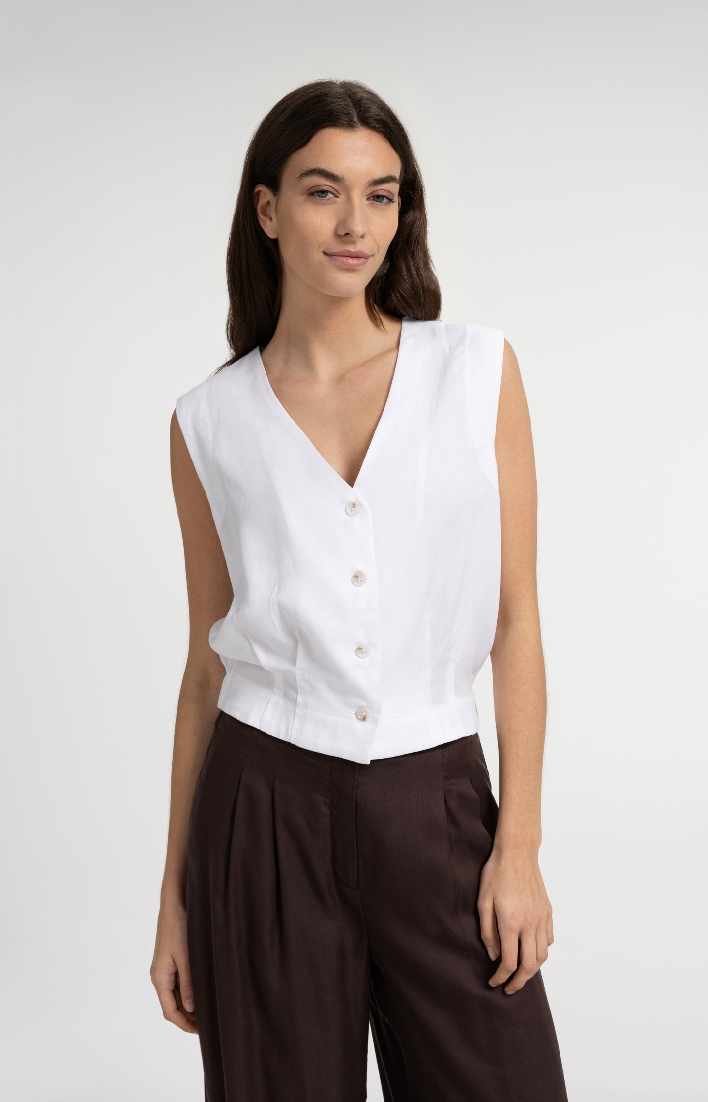 Sleeveless blouse with pleat details and elastic hem