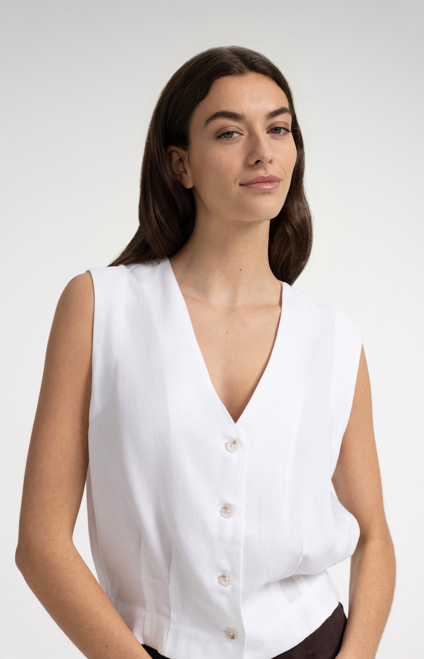 Sleeveless blouse with pleat details and elastic hem