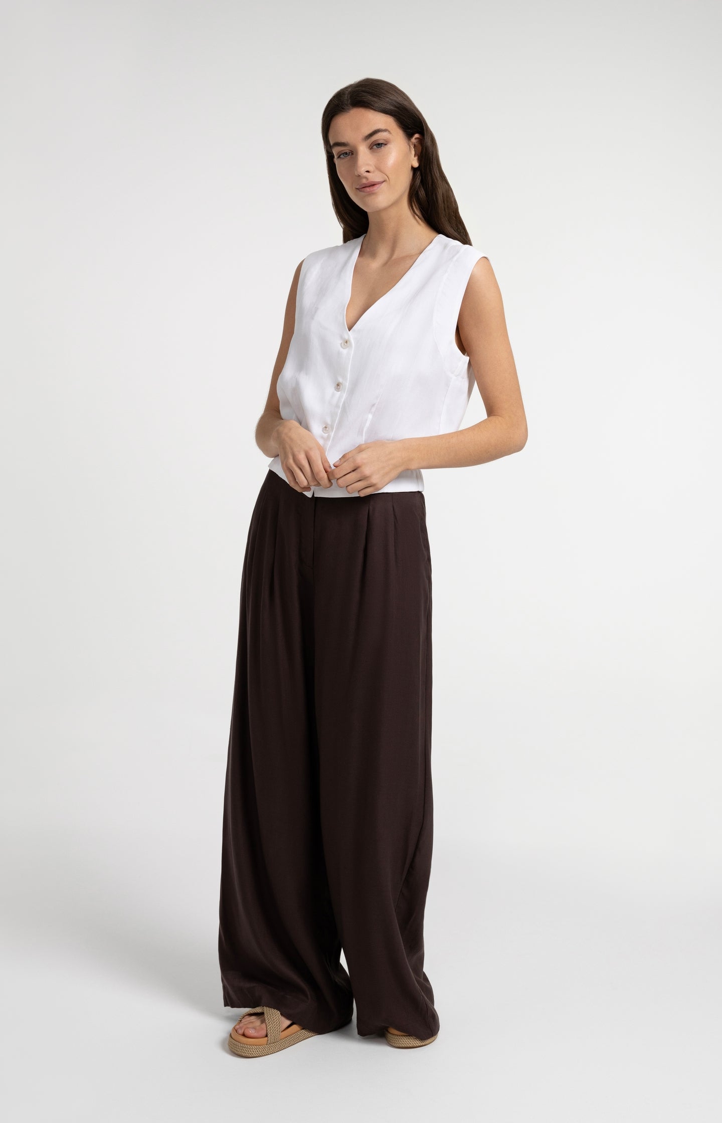 Sleeveless blouse with pleat details and elastic hem
