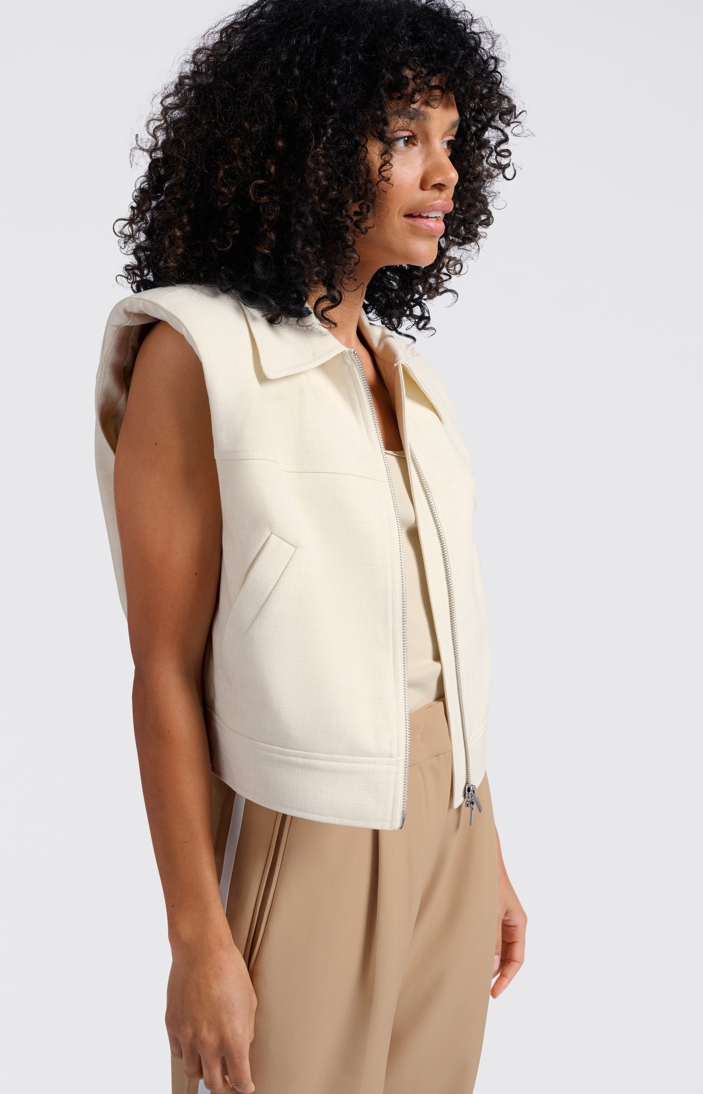 Sleeveless cropped jacket with zipper