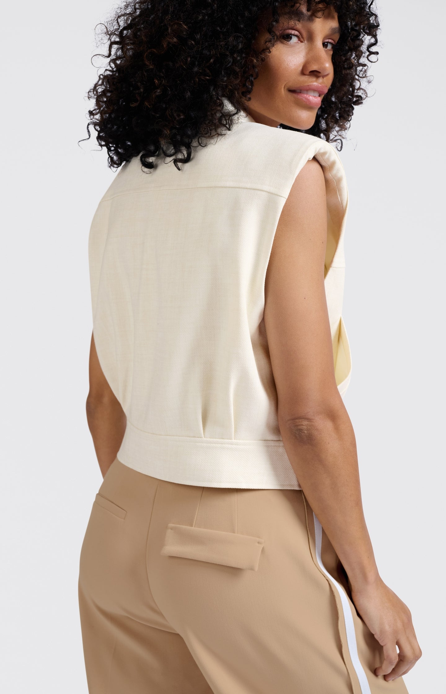 Sleeveless cropped jacket with zipper