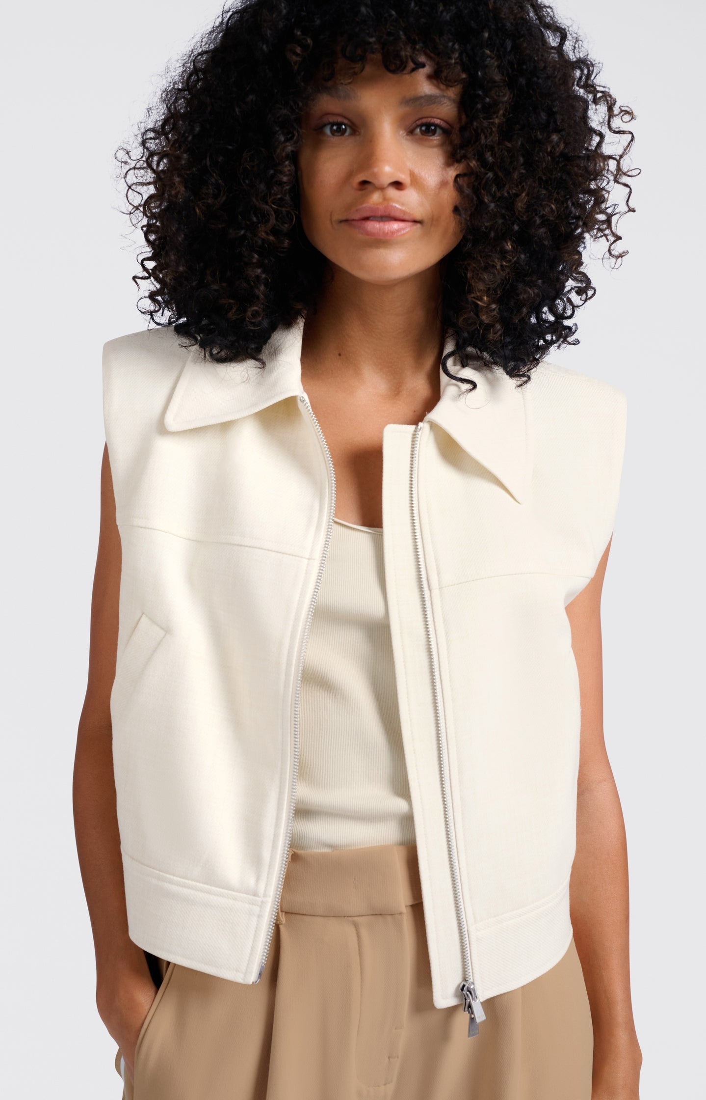 Sleeveless cropped jacket with zipper