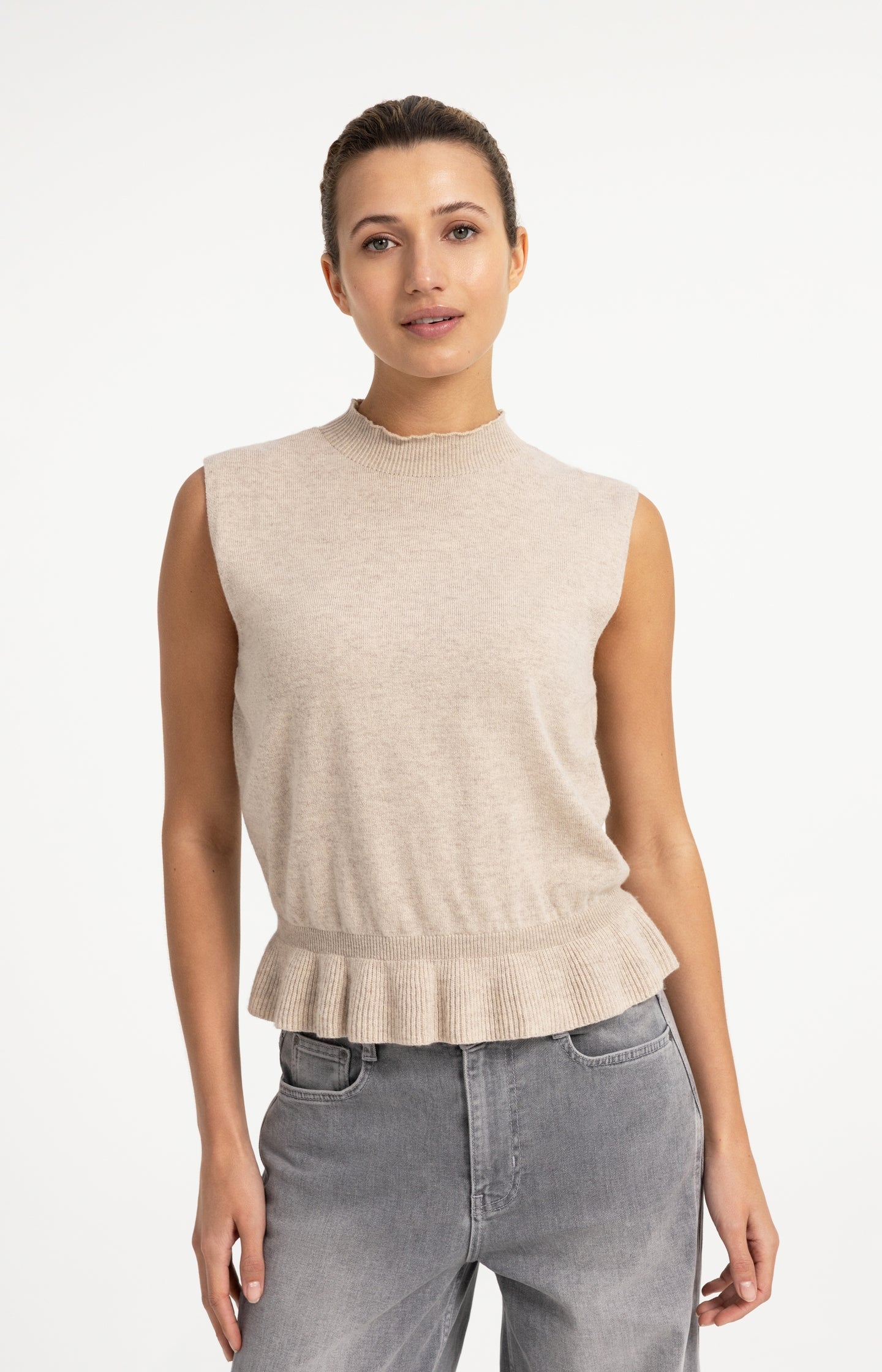 Sleeveless fine knit top with flounce hem