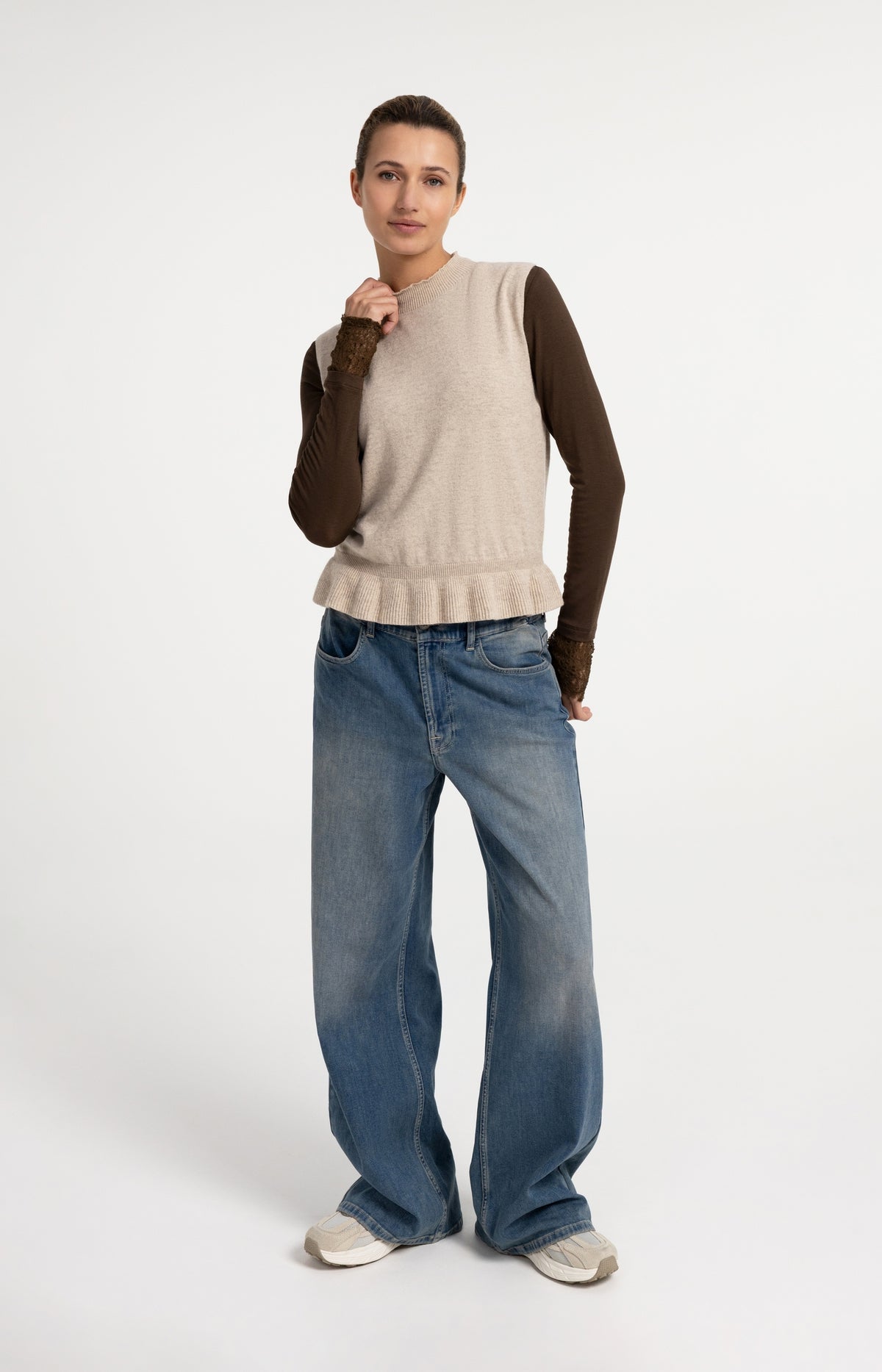 Sleeveless fine knit top with flounce hem