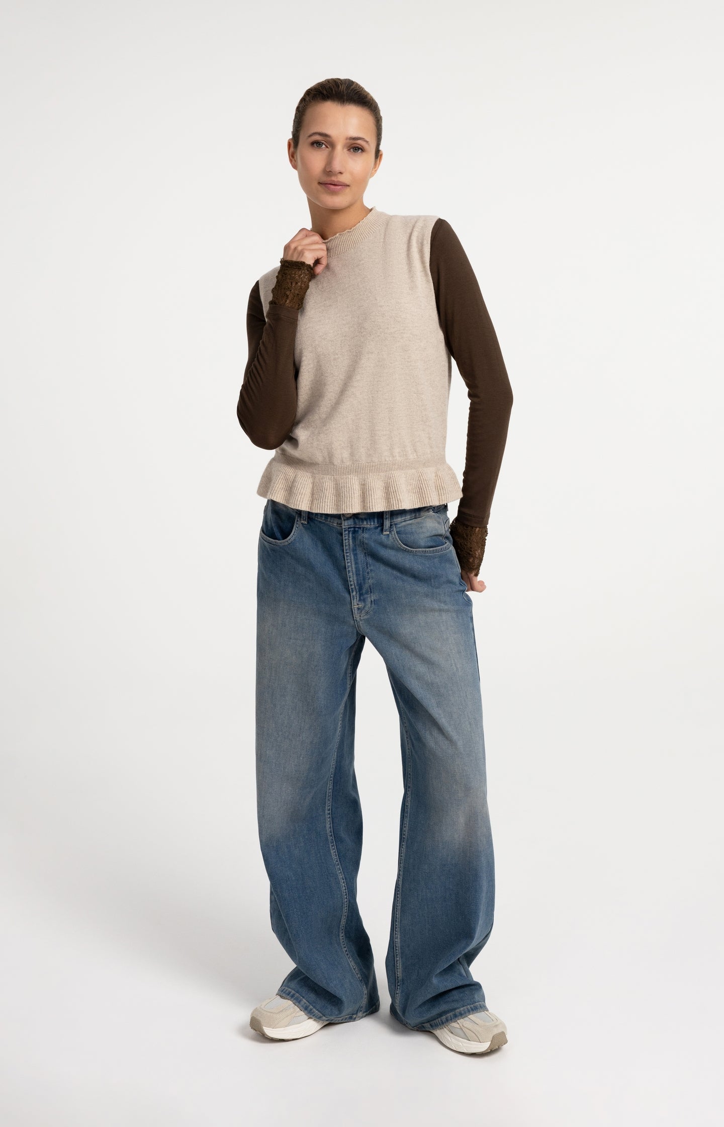 Sleeveless fine knit top with flounce hem
