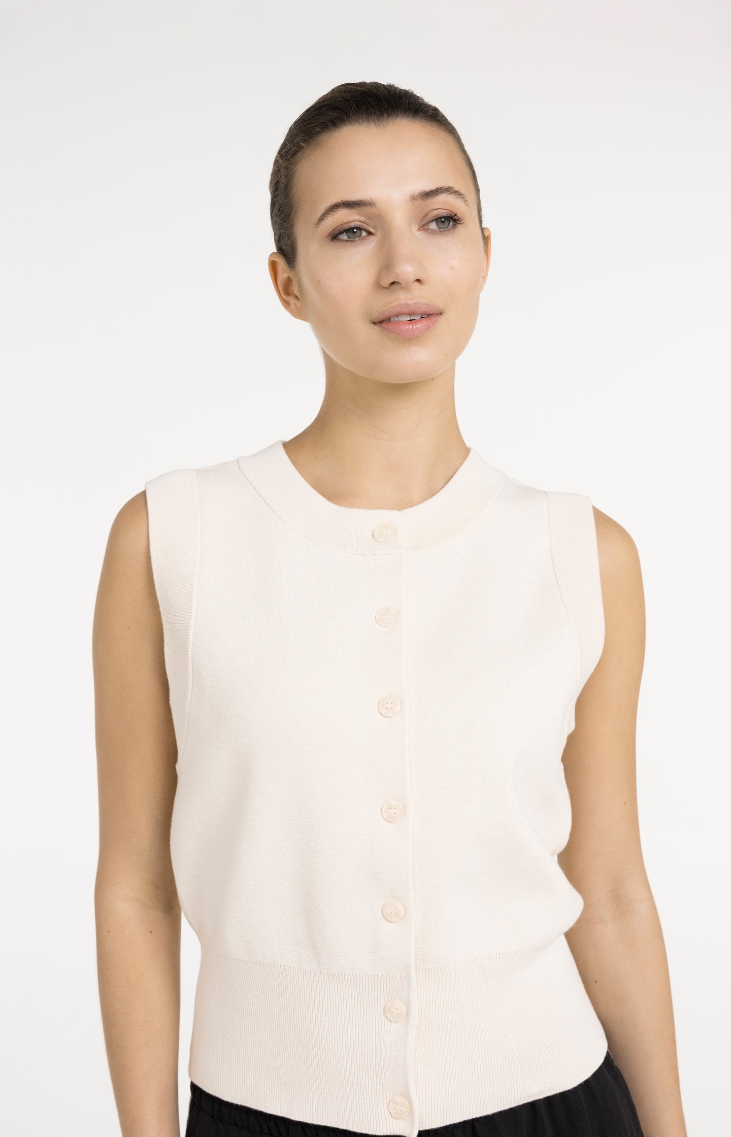Sleeveless fine knitted cardigan with button closure