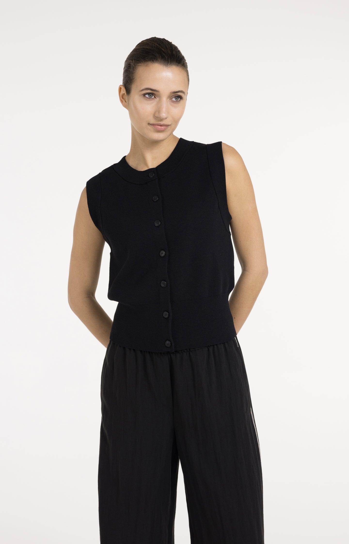 Sleeveless fine knitted cardigan with button closure