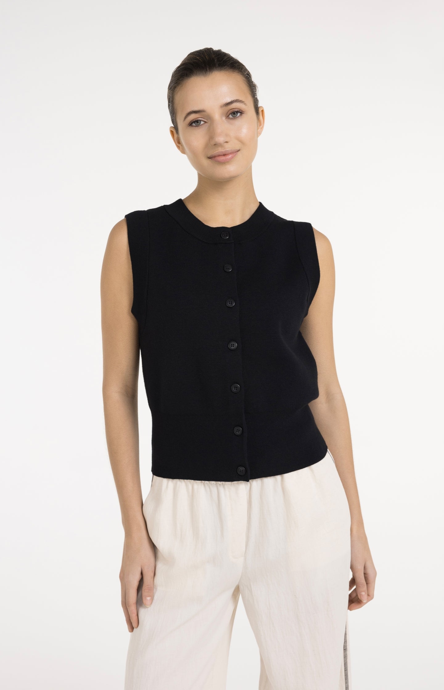 Sleeveless fine knitted cardigan with button closure