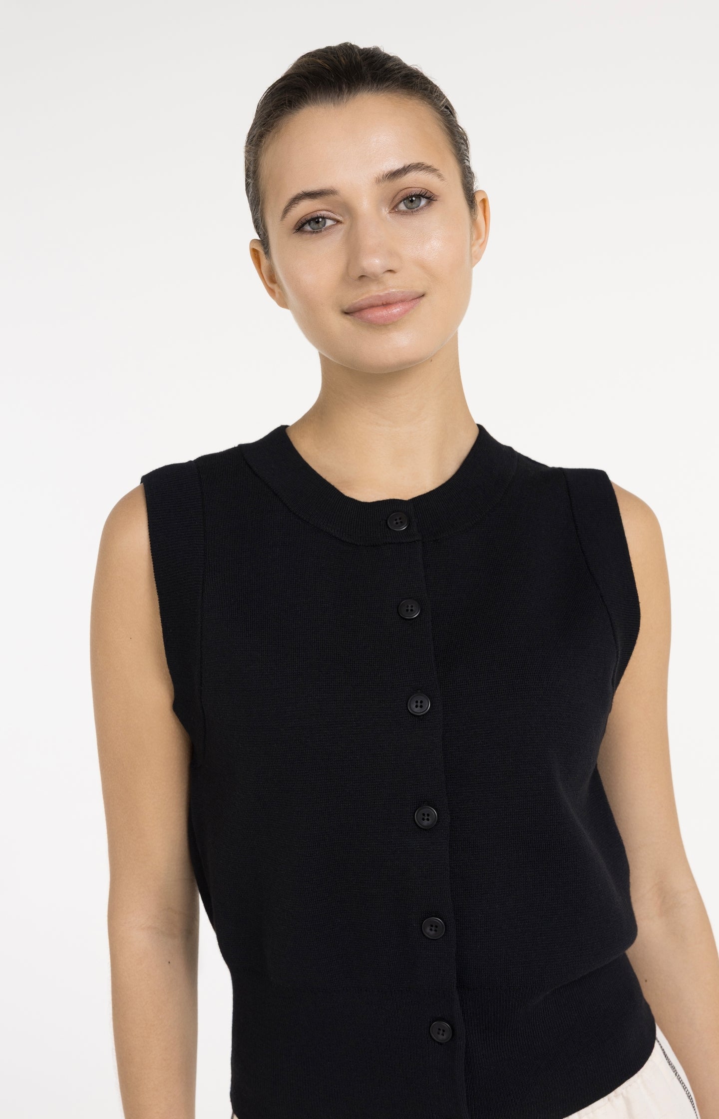Sleeveless fine knitted cardigan with button closure