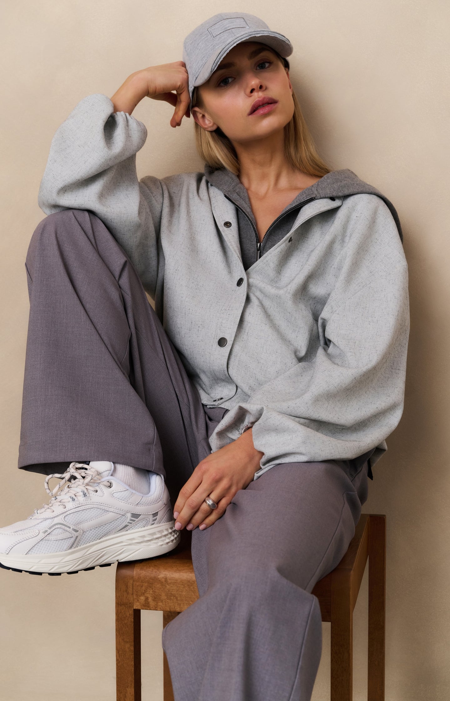 Sleeveless hoodie with zipper and hood - Type: lookbook