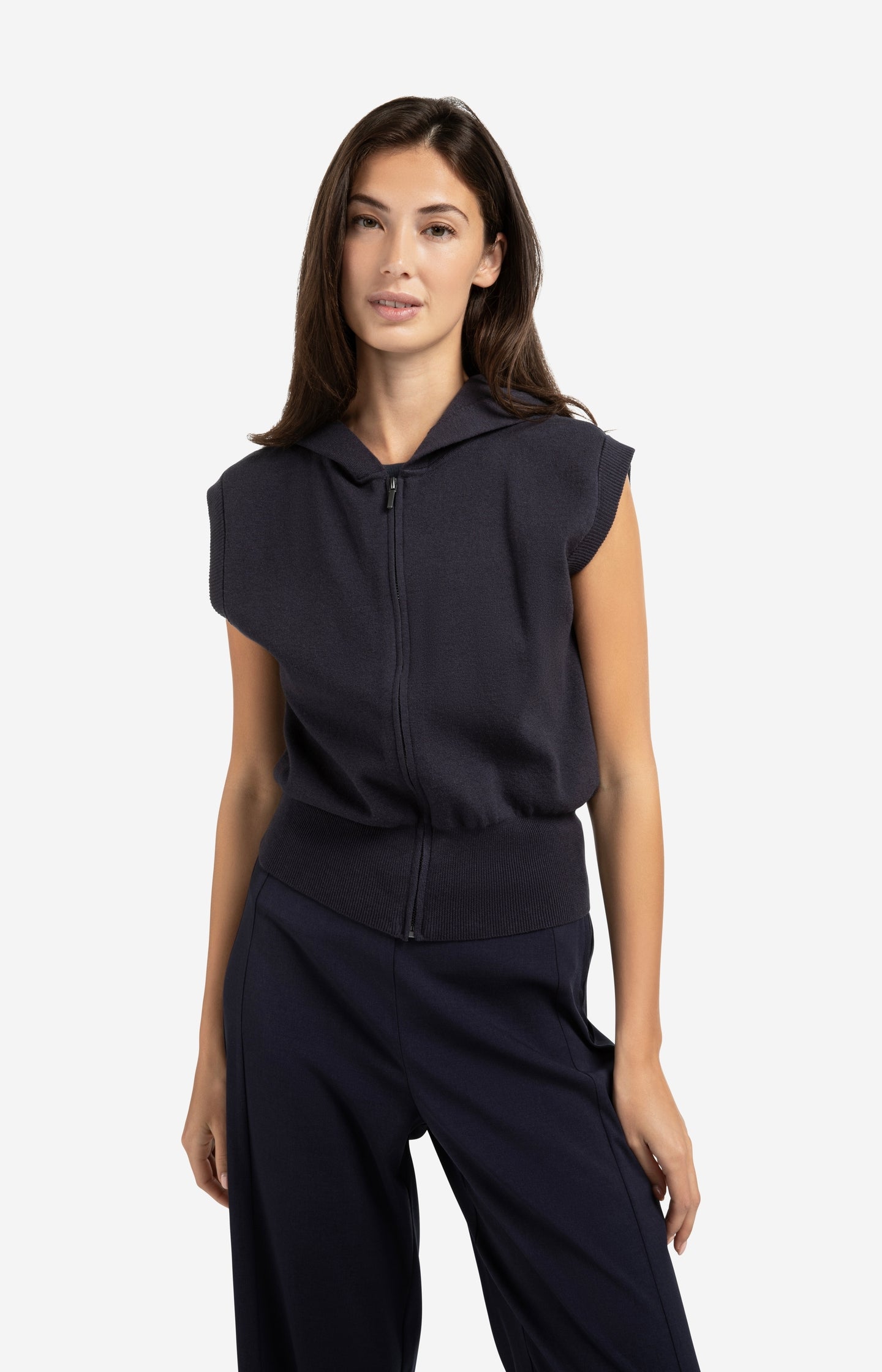 Sleeveless hoodie with zipper and hood