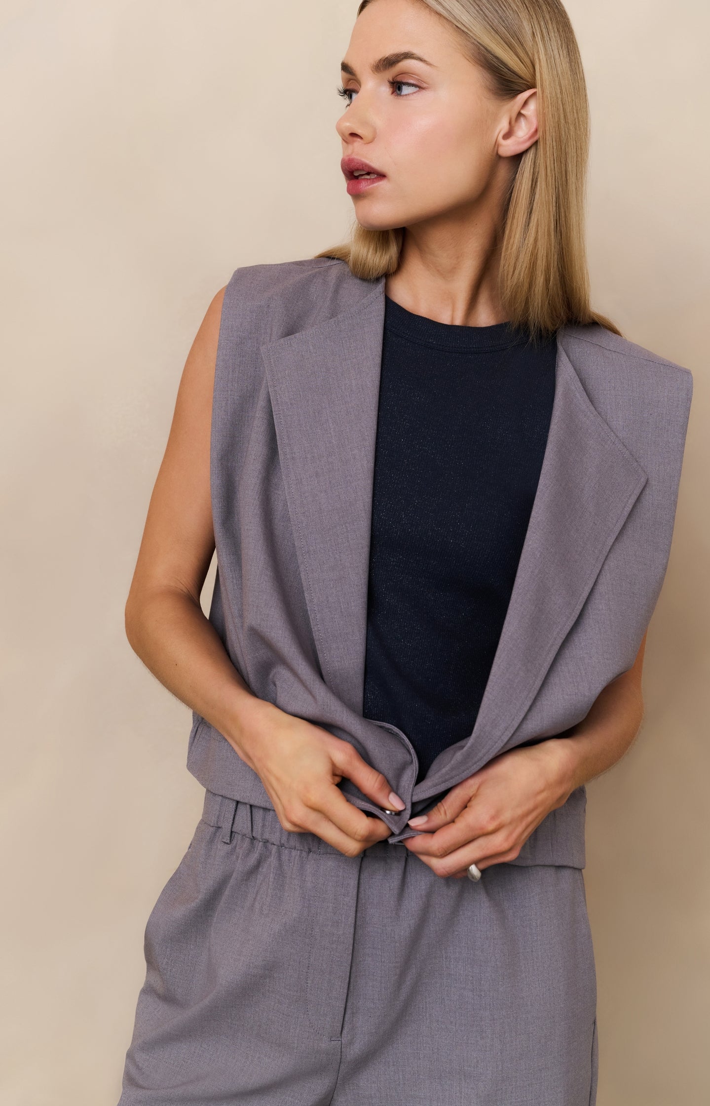 Sleeveless jacket with lapels and elastic waist