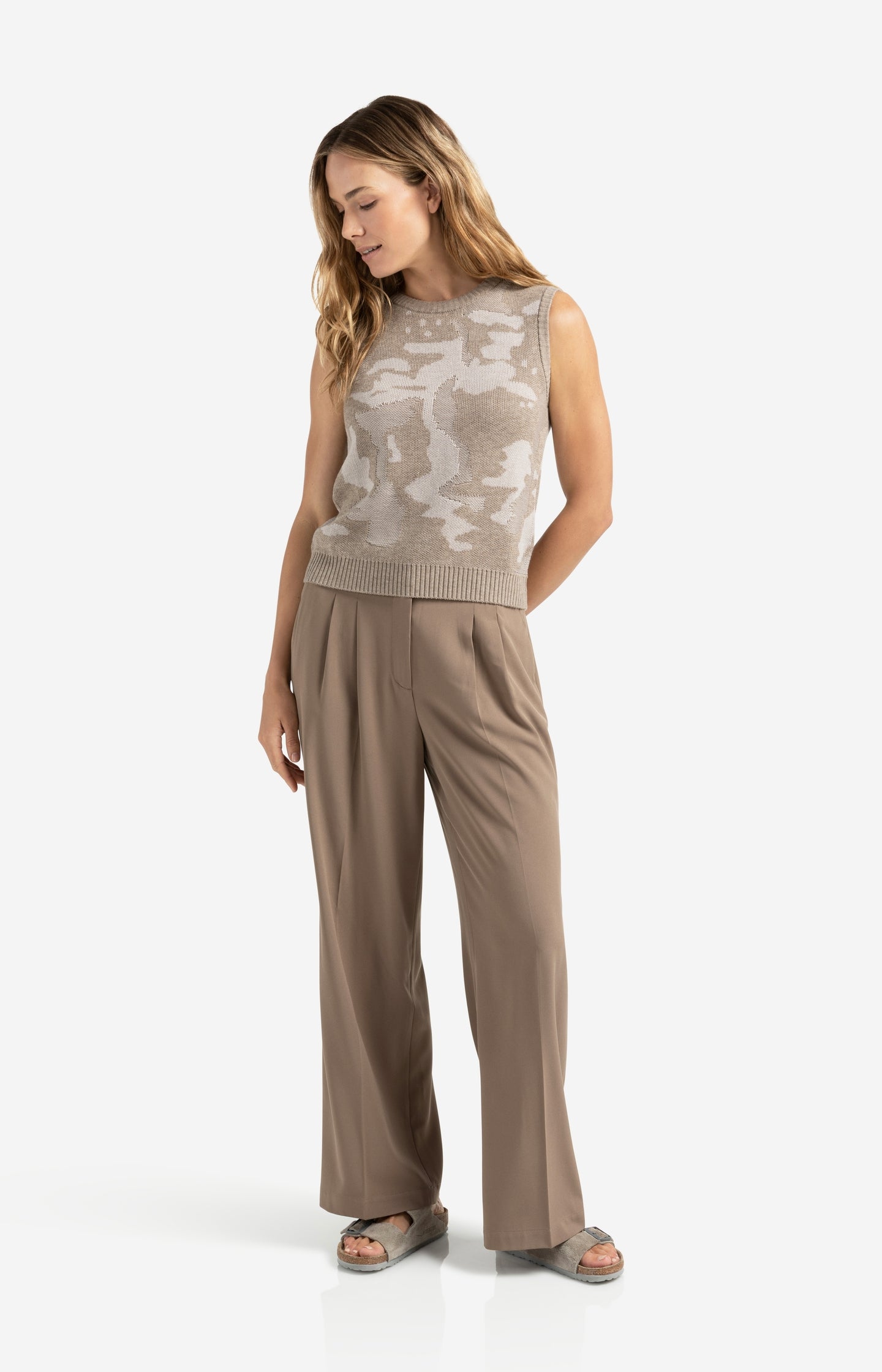 Grijsbruine mouwloze jacquard trui met abstract patroon en ronde hals, perfect voor laagjes YAYA
