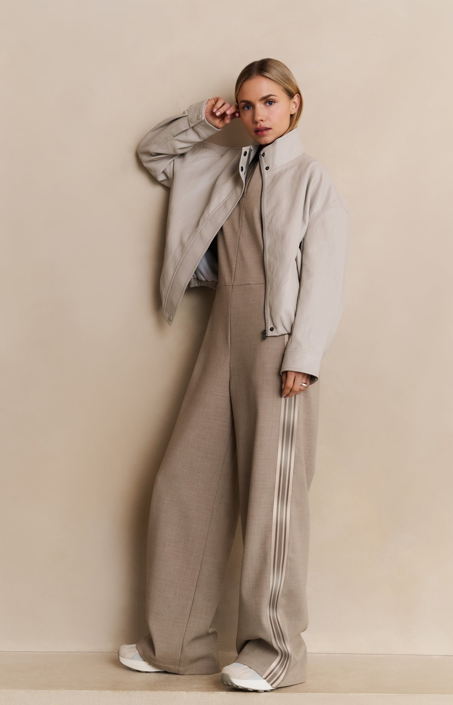 Sleeveless jumpsuit with wide legs and sporty stripe